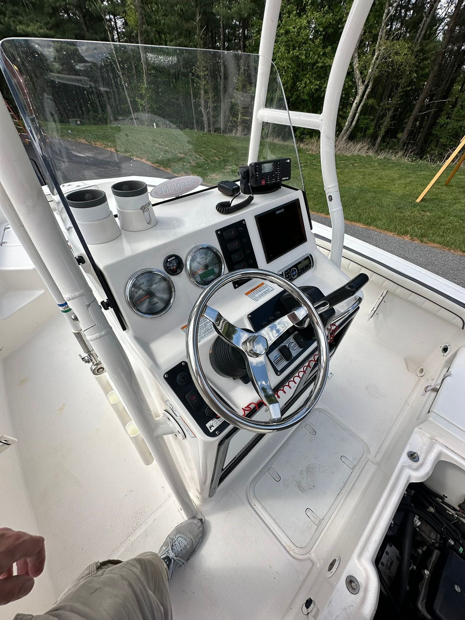 Yamaha 190 FSH Sport 2017 helm with instruments and steering wheel.