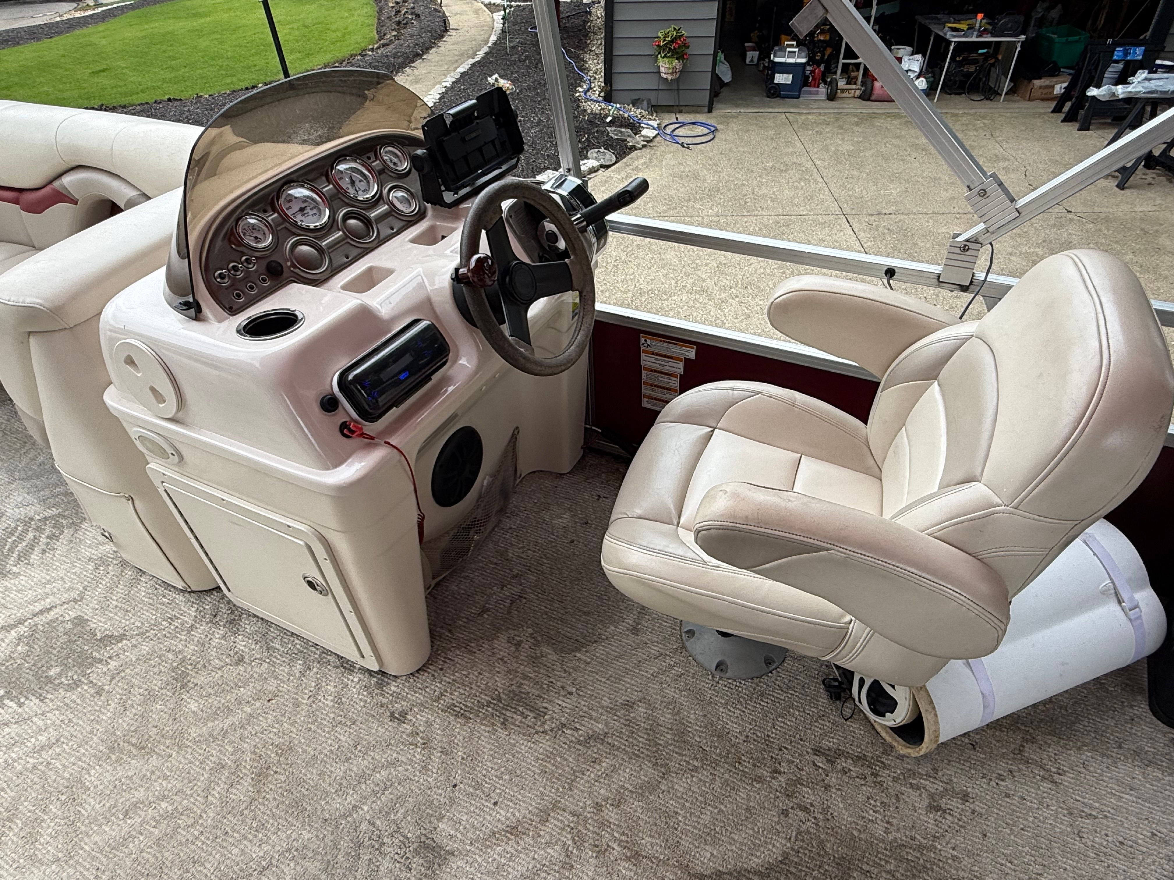 2011 Sylvan 8520 Mirage Cruise - 8