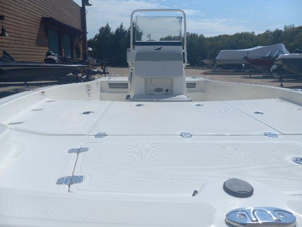 2024 Mako Pro Skiff 19 CC boat deck and console in a marina.