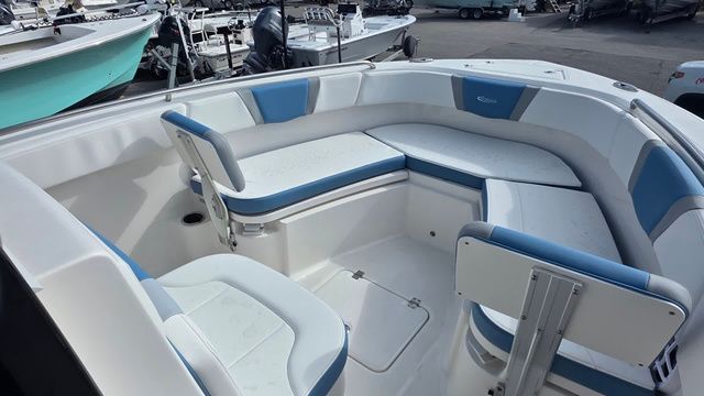 2026 Robalo R230 Center Console - 16