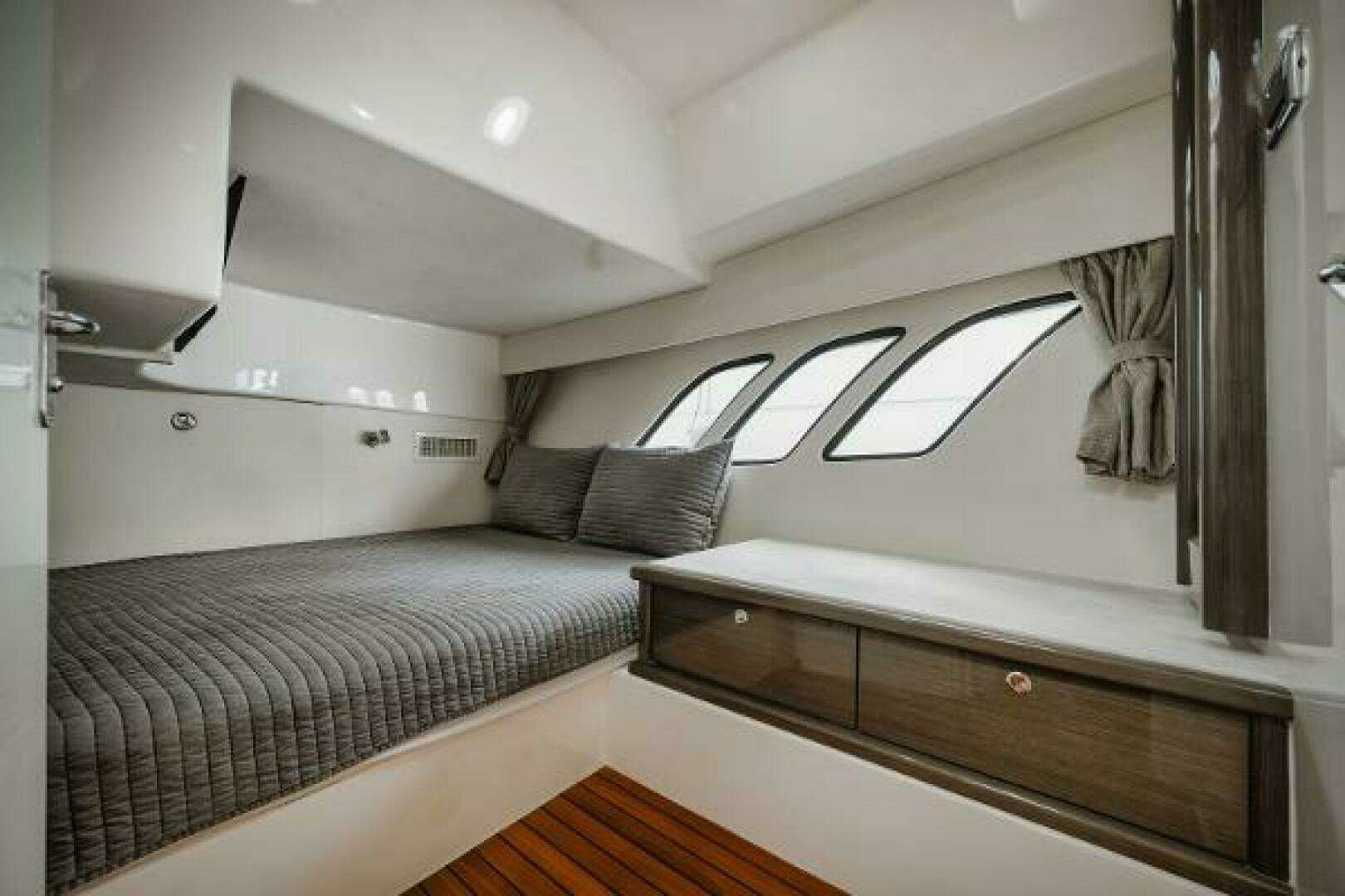 2018 Intrepid 475 Sport Yacht - Image 41
