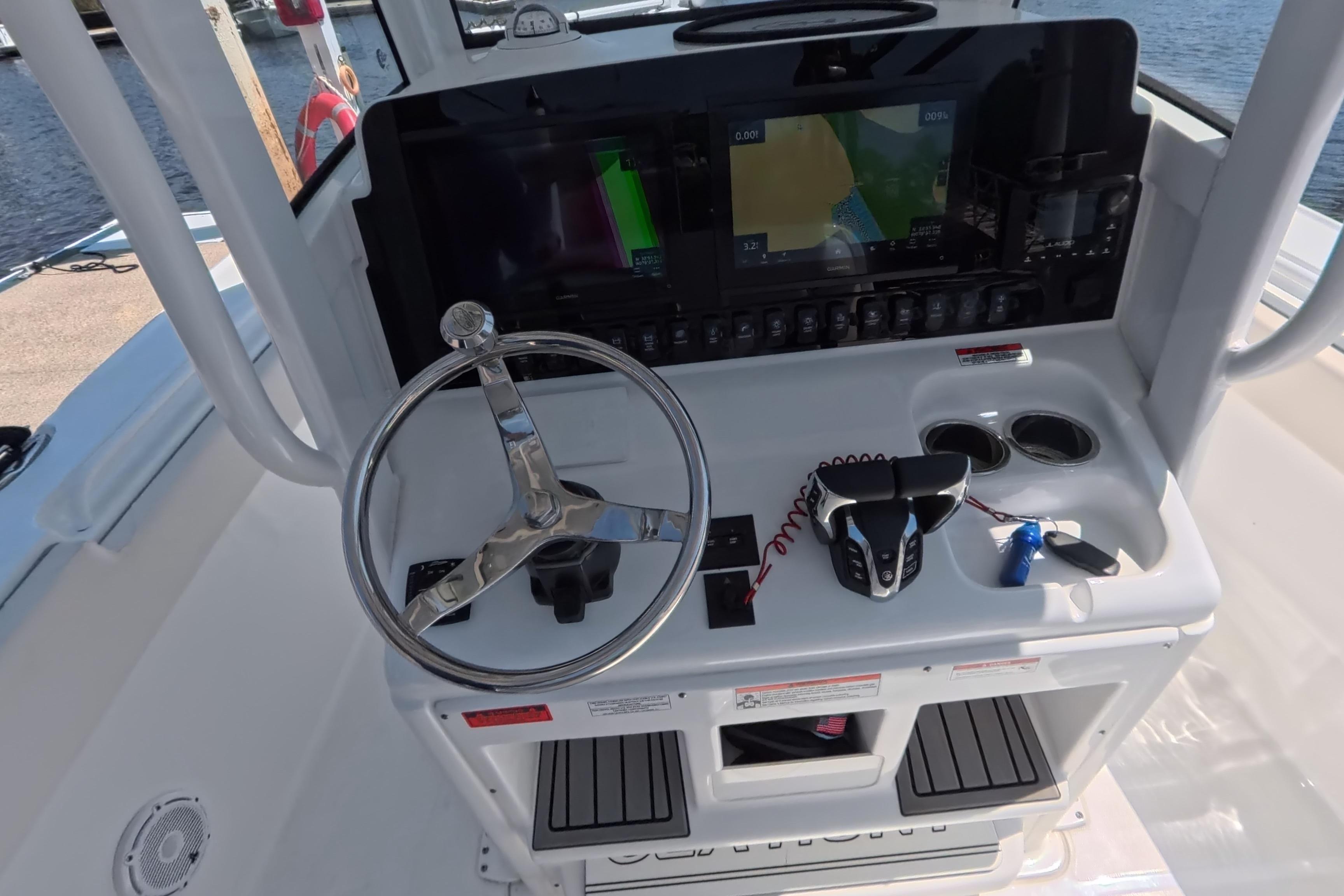 2025 Sea Hunt Ultra 275 SE helm with advanced electronics.