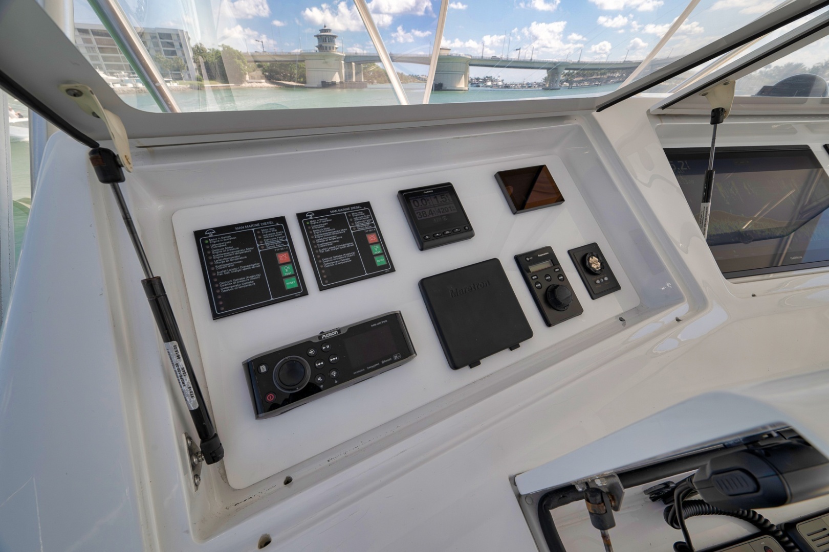 2003 Viking 52 Convertible - Image 37