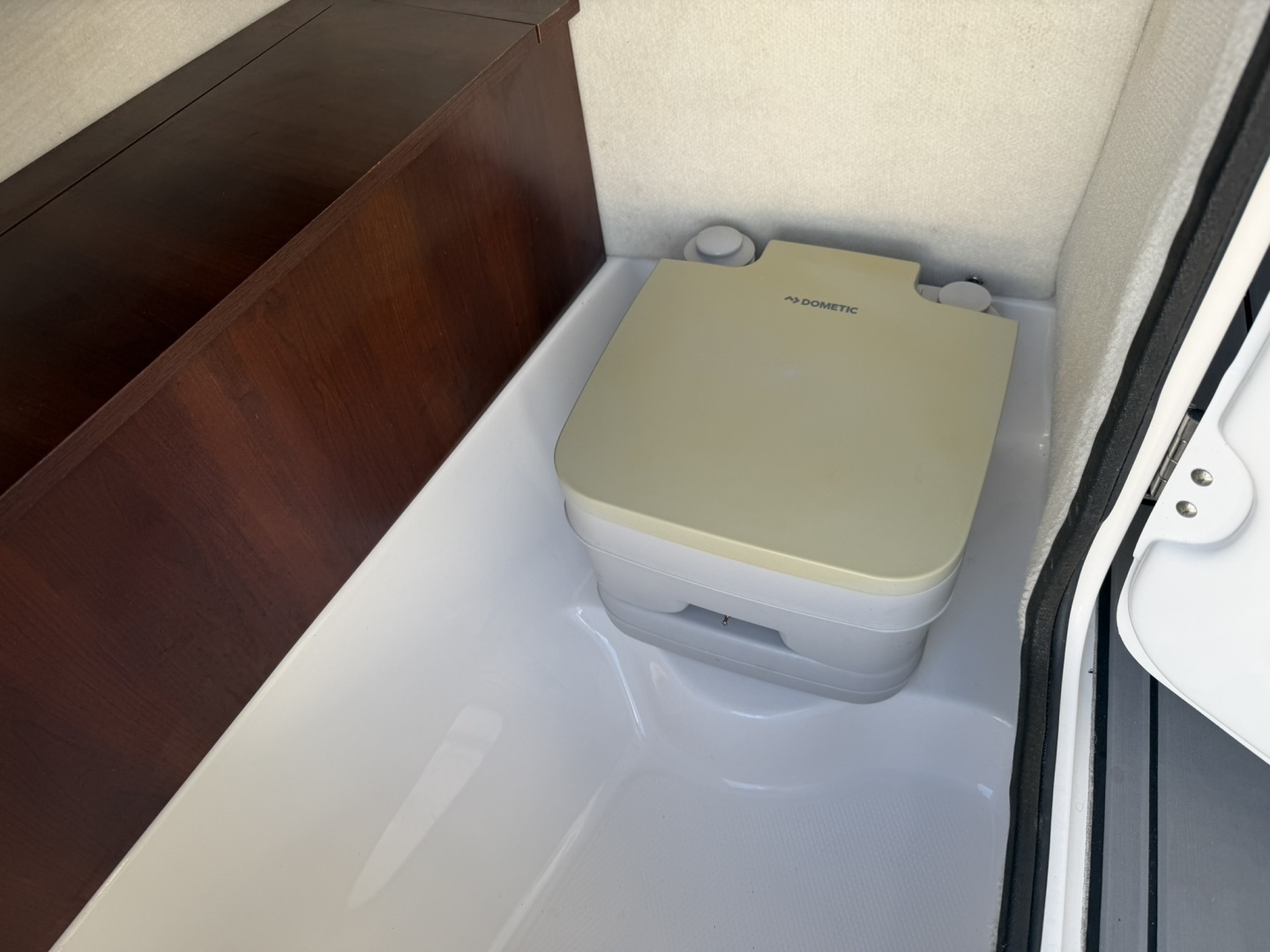 2023 Robalo R227 - Image 30
