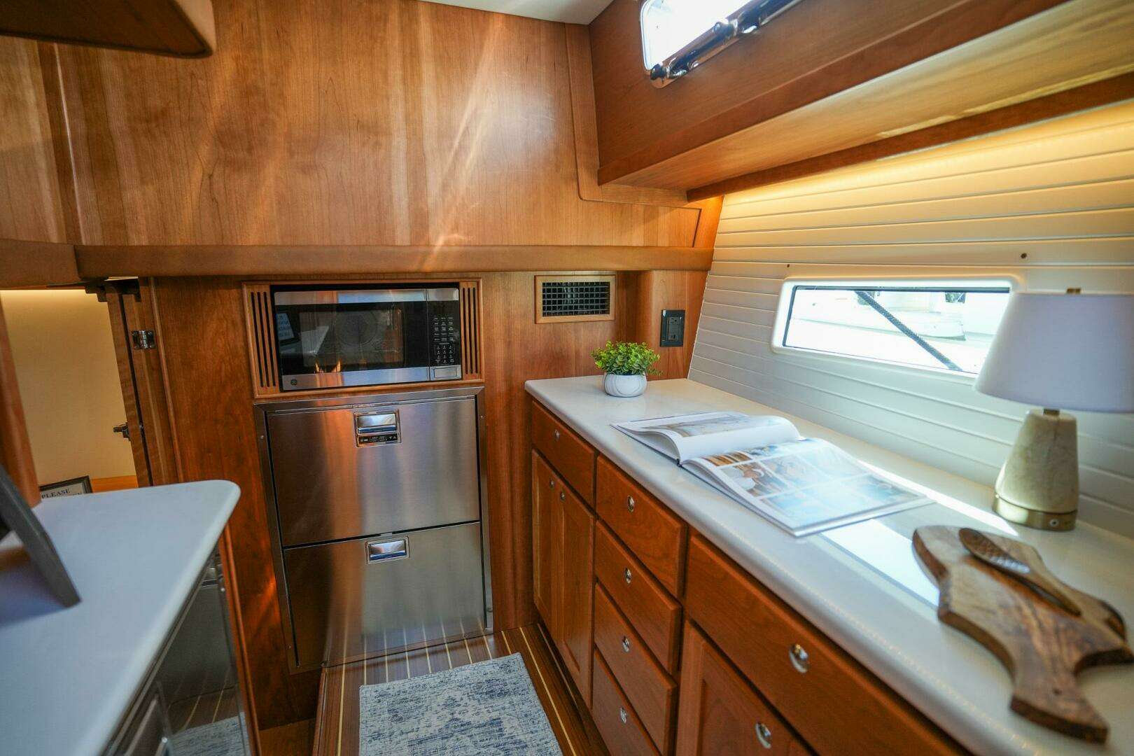 2027 Sabre 51 Salon Express - Image 23
