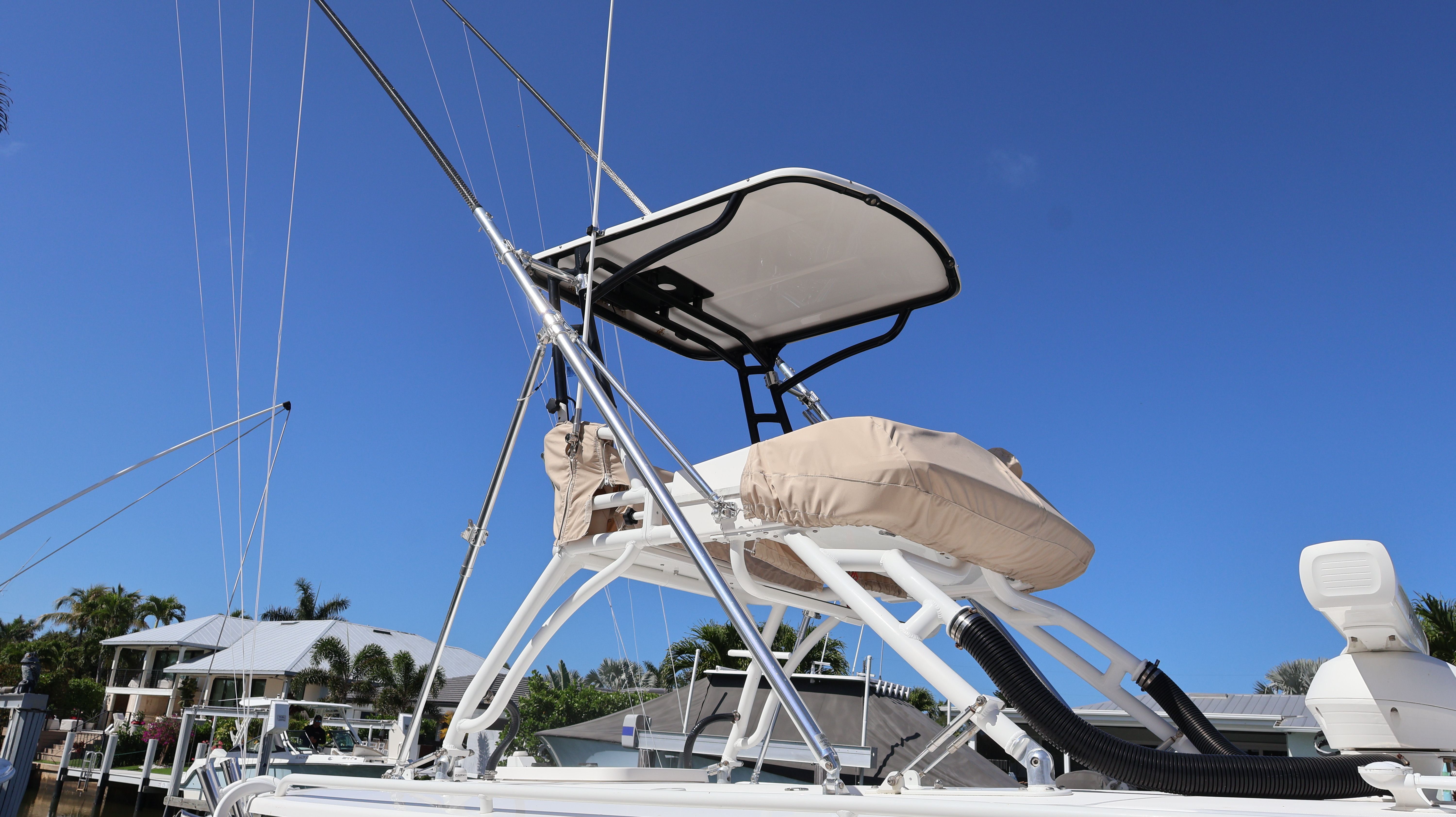 Everglades 435 Center Console 2019 with elevated helm station.
