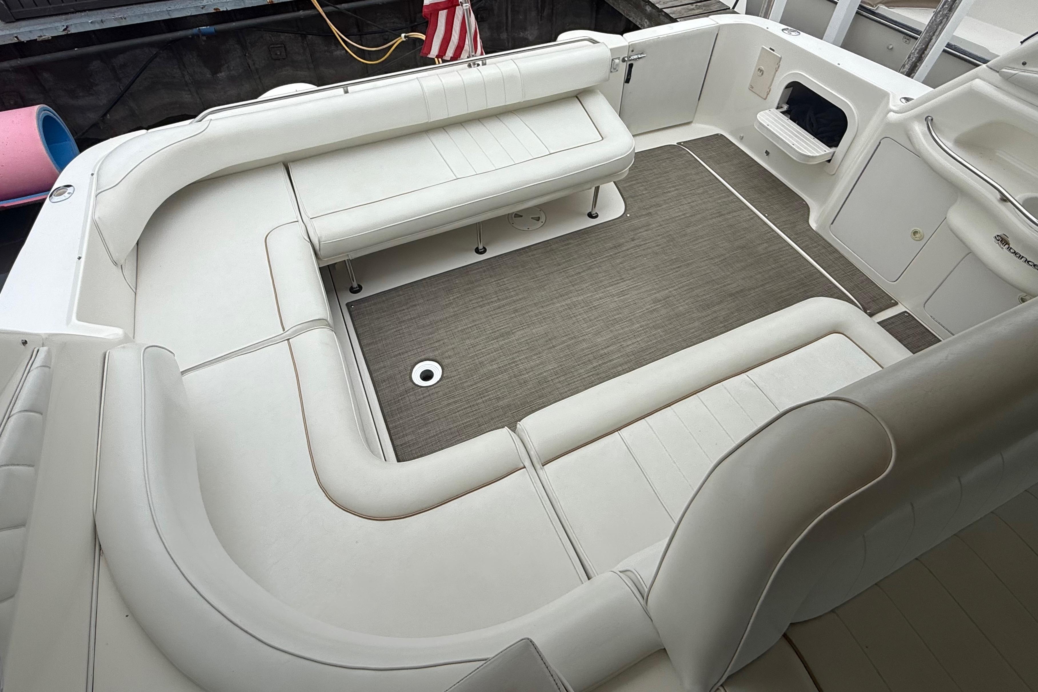 Spacious seating area on a 1998 Sea Ray Sundancer 400 yacht with white upholstery.