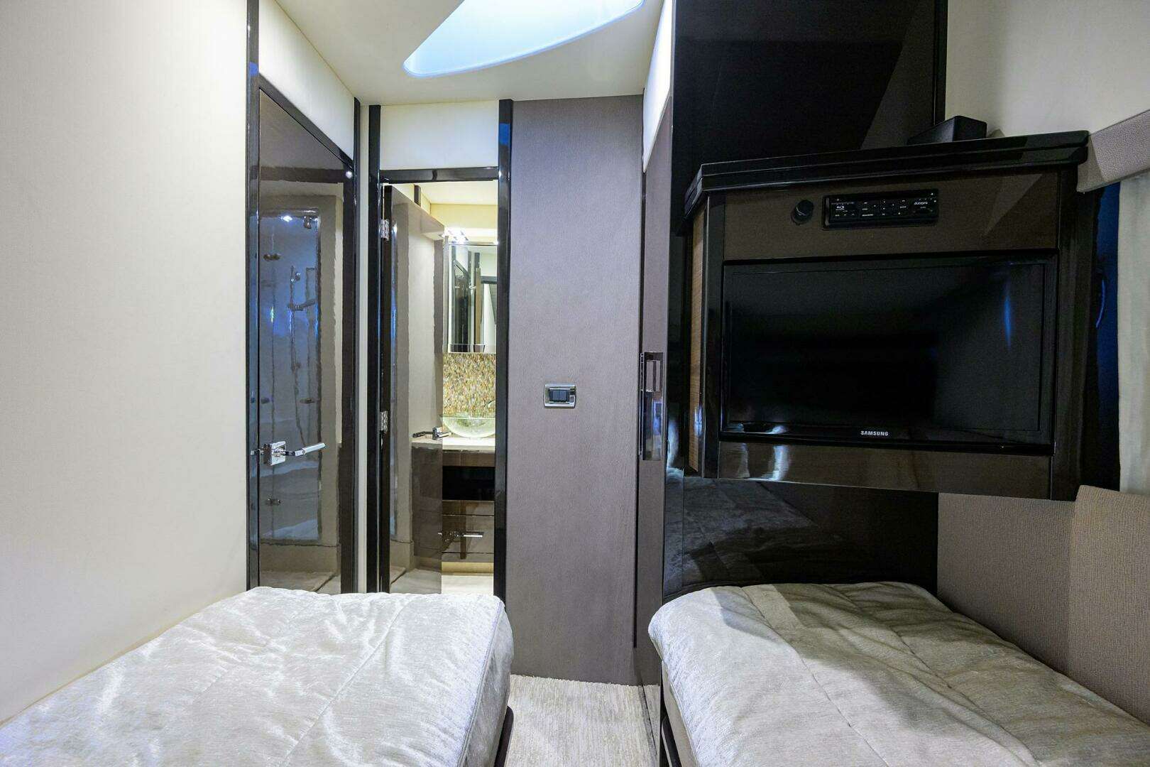 2016 Marquis 660 Sport Yacht - Image 18