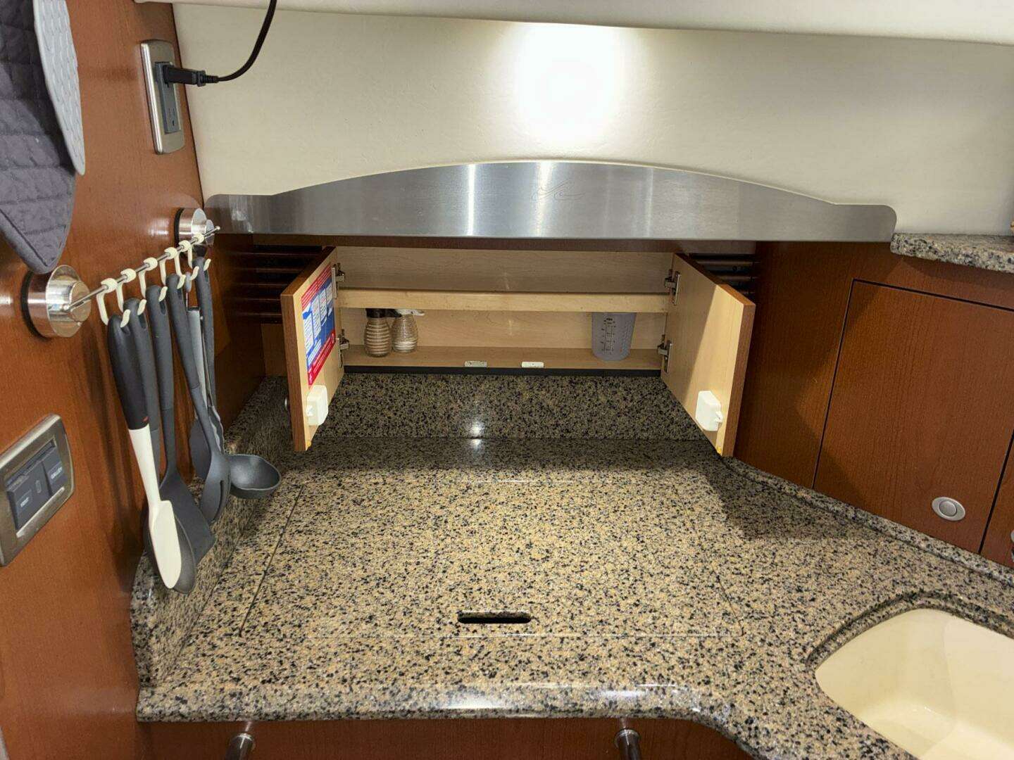 2007 Sea Ray 44 Sedan Bridge - Image 16