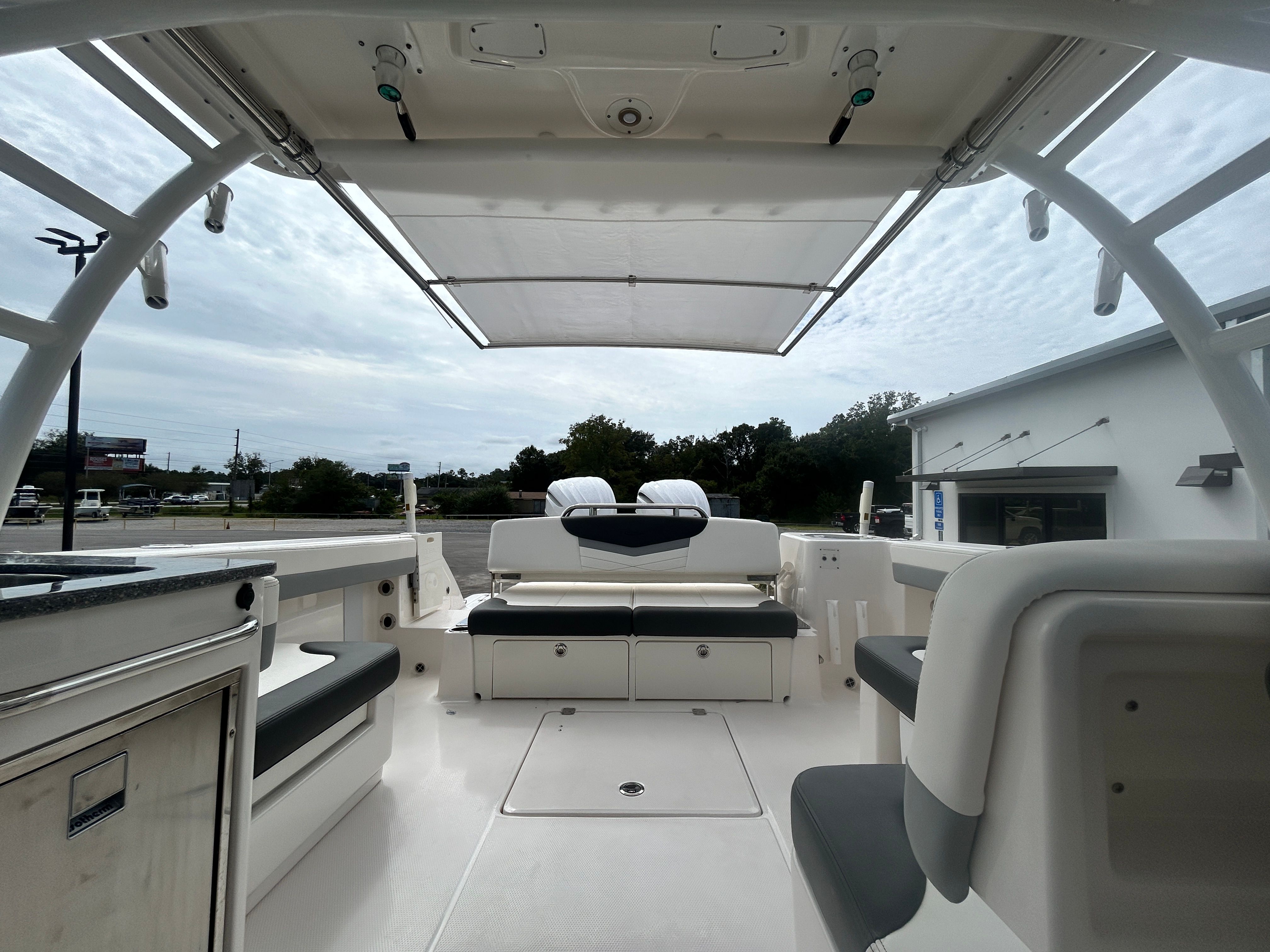2025 Robalo R317 Dual Console - 24