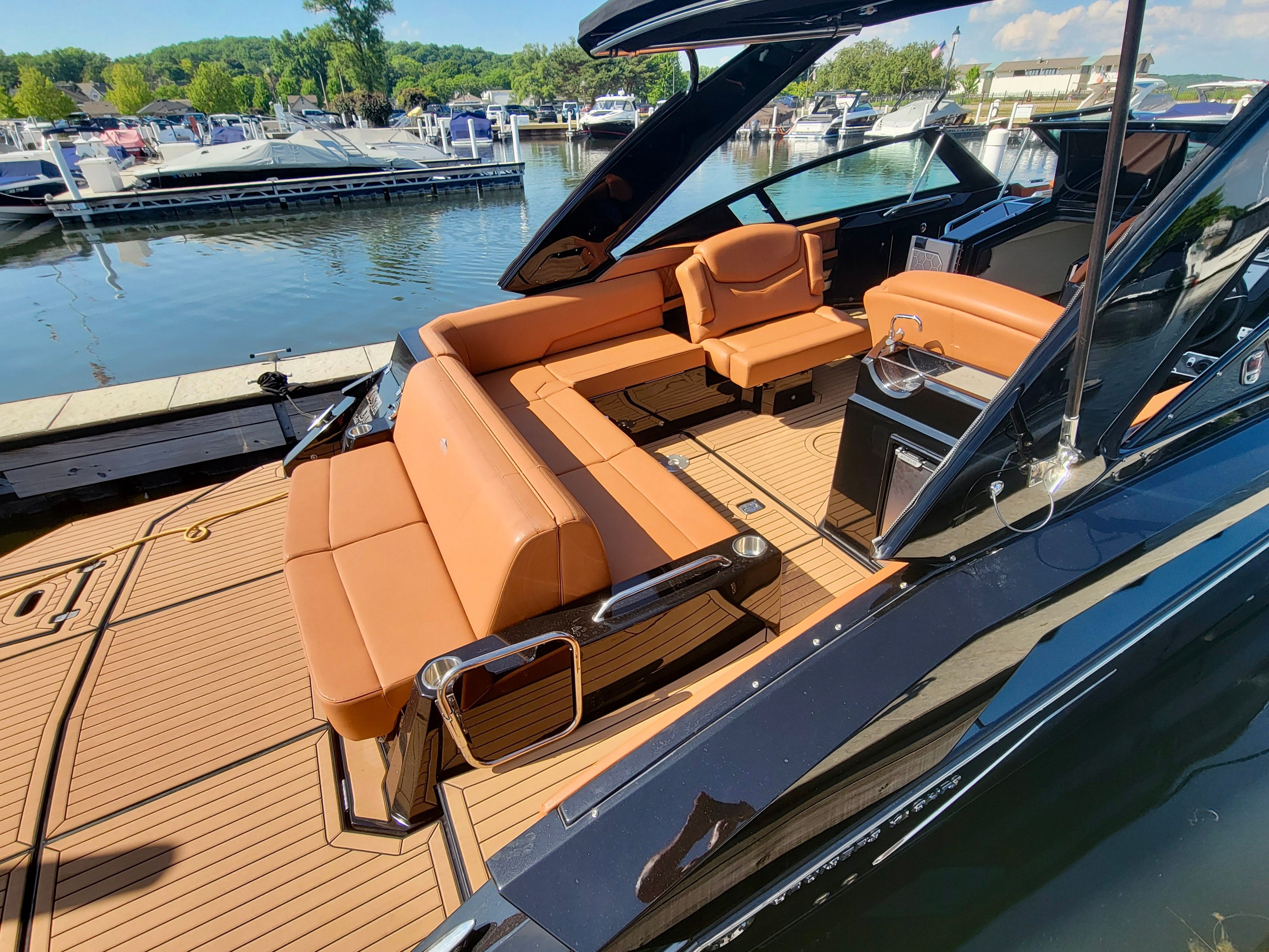 2020 Cruisers Yachts 338 CX South Beach Bow Rider - 6