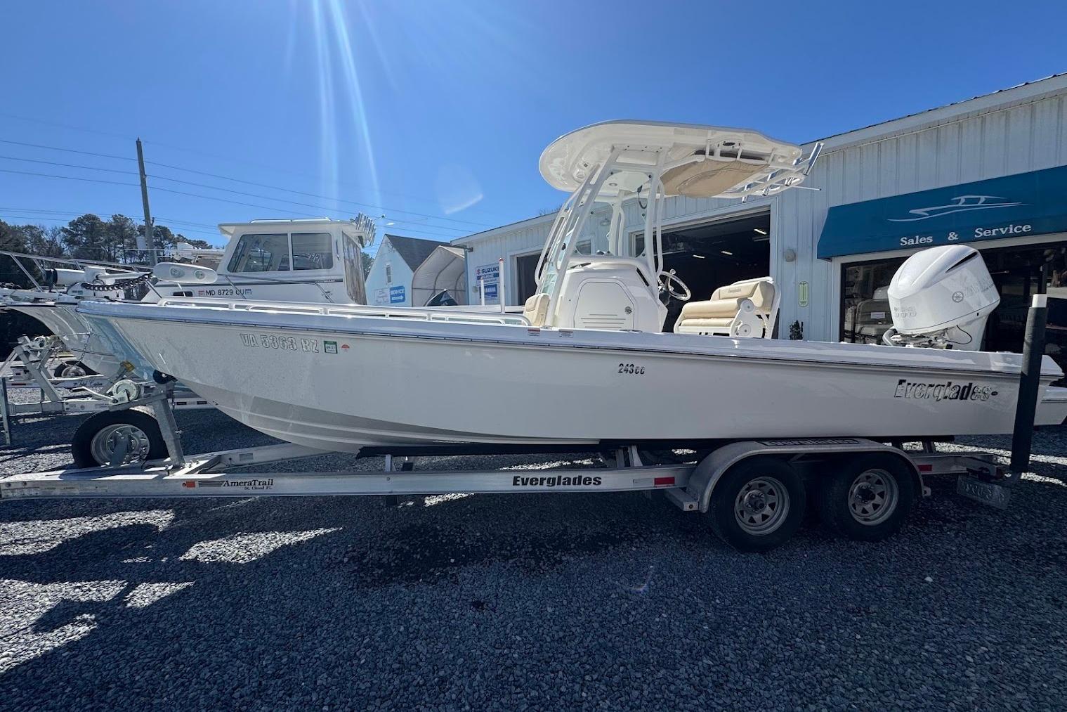 2015 Everglades 243 Center Console