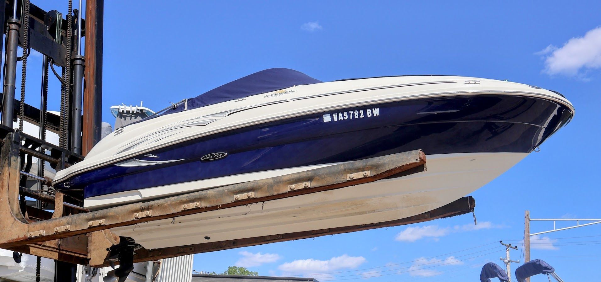 2006 Sea Ray Sun Deck 200 on a boat lift.