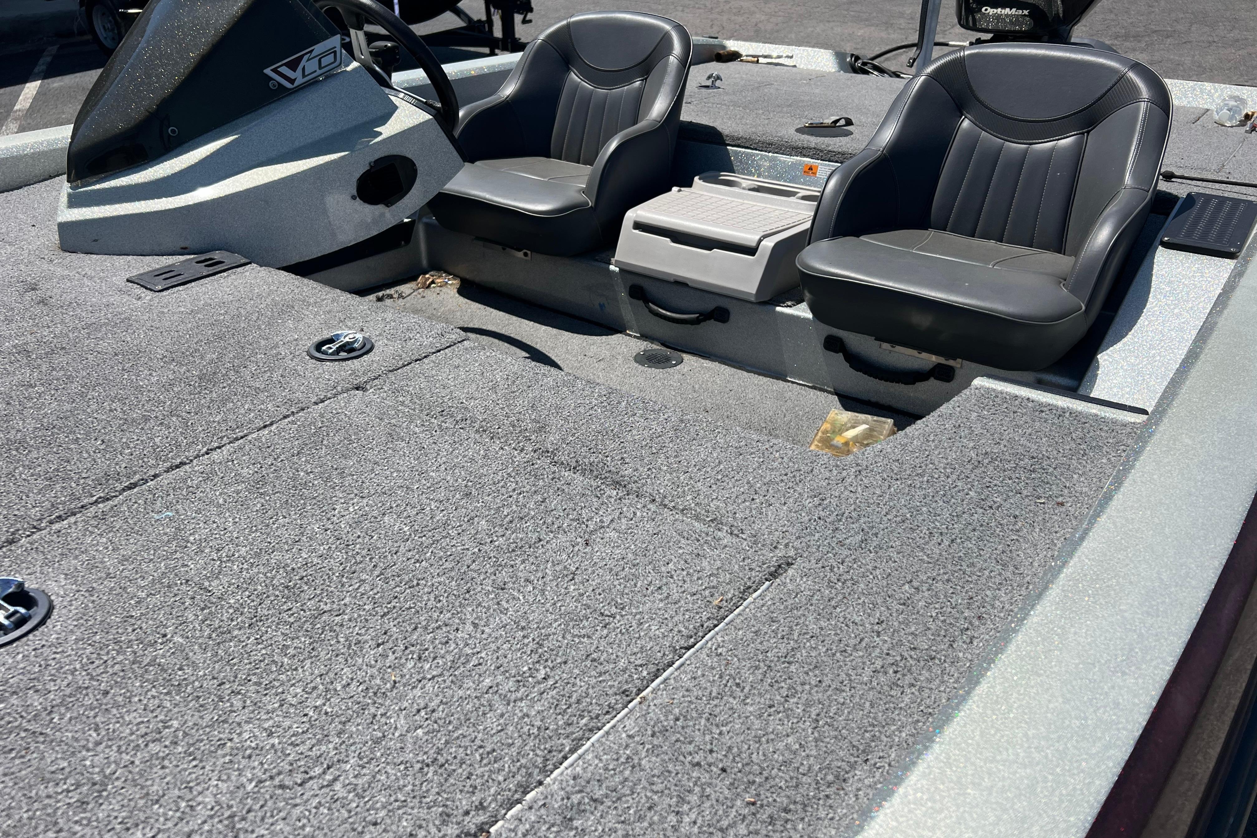 2015 Stratos 186 VLO boat interior with dual seats and steering console.