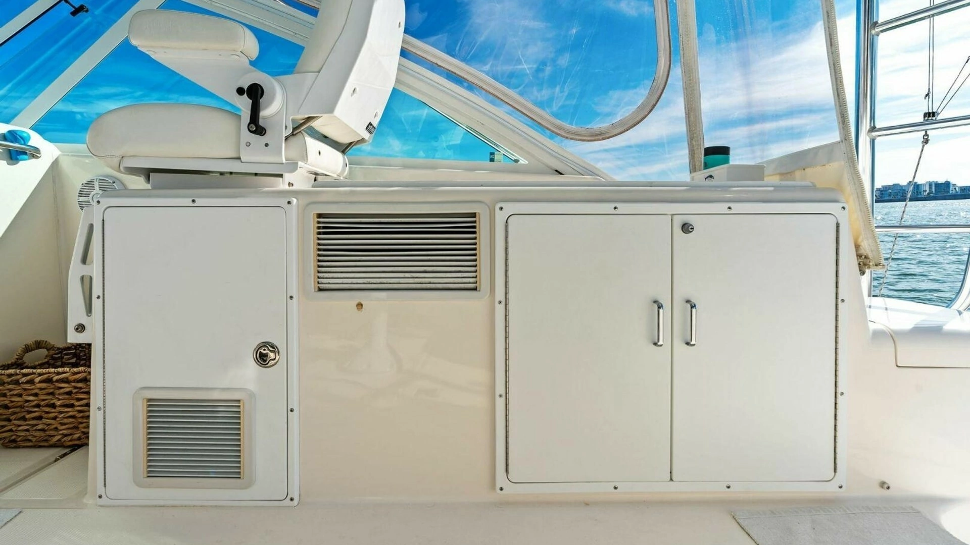 2005 Cabo 40 Express - Image 10
