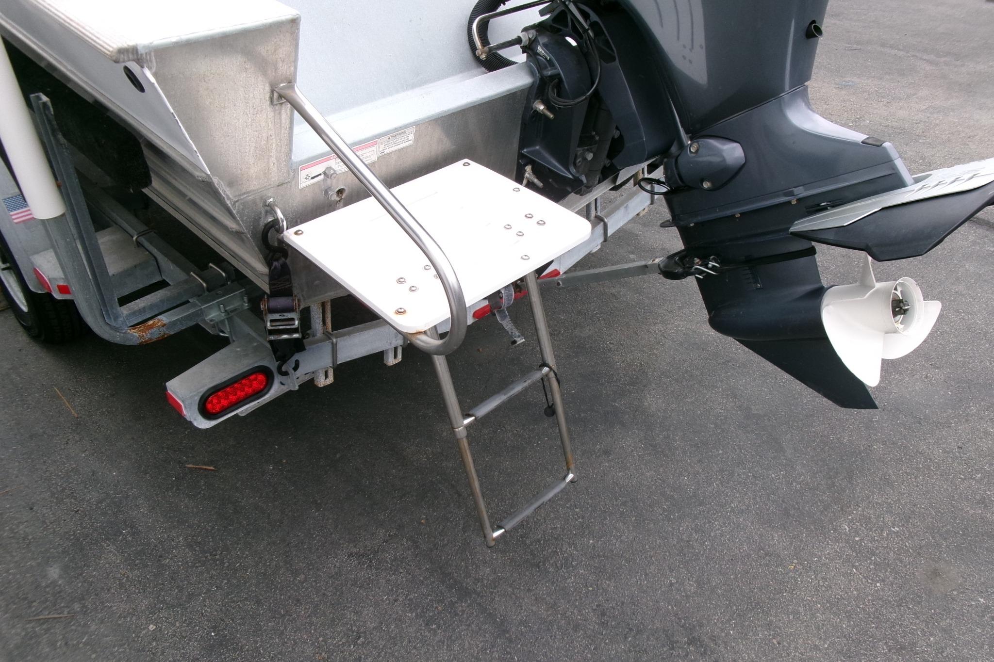 2017 Klamath Bayrunner 19 Baja boat with outboard motor and boarding ladder.
