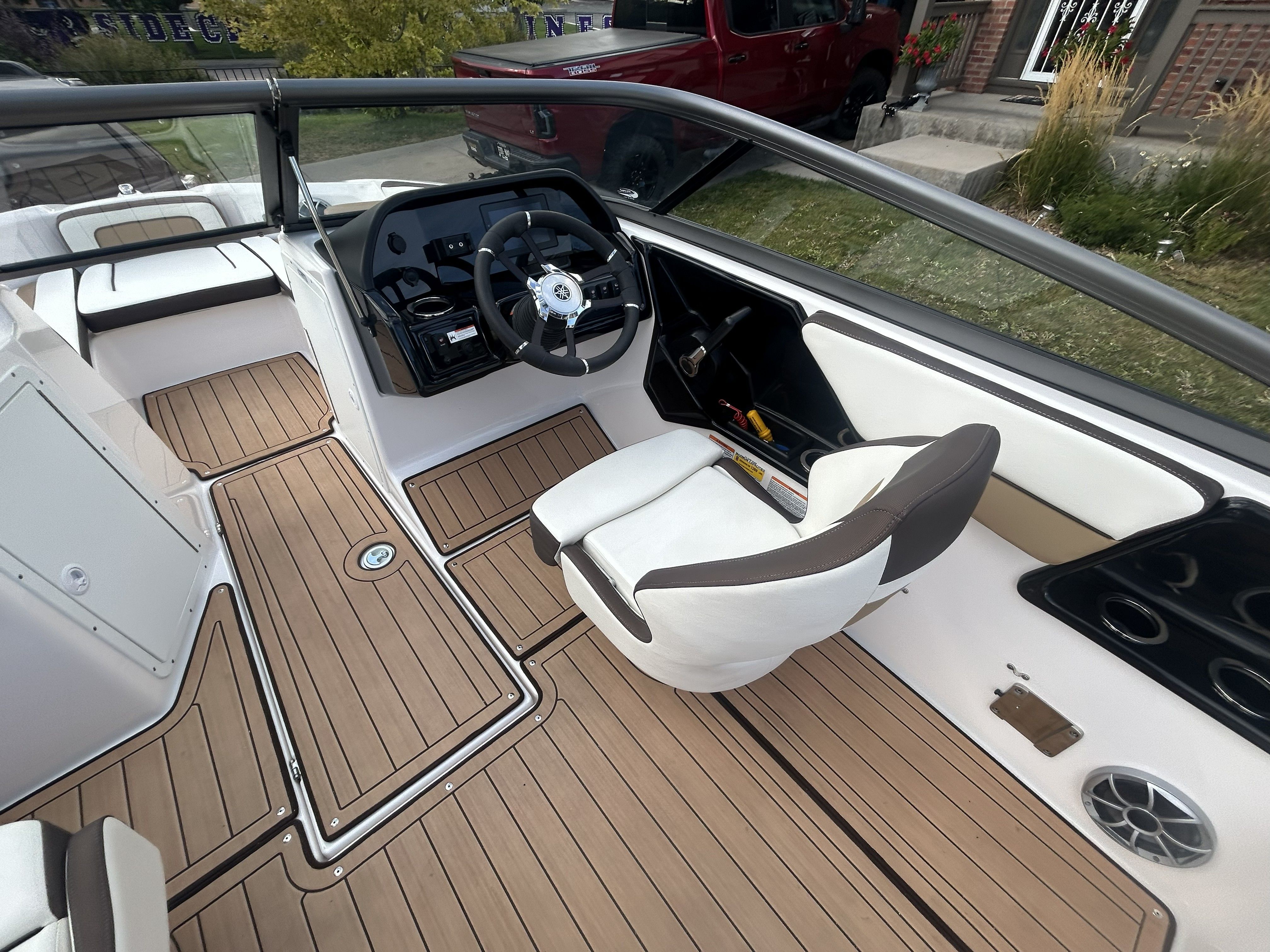 2022 Yamaha Boats 195S cockpit with modern design.