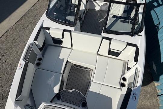 2026 Yamaha Boats 222S with spacious seating and sleek design.