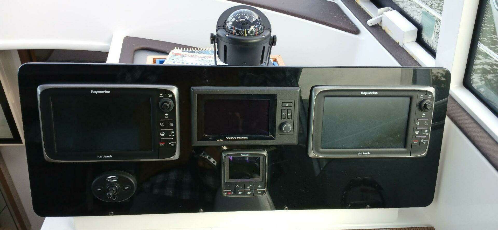 2014 Cruisers Yachts — - Image 7