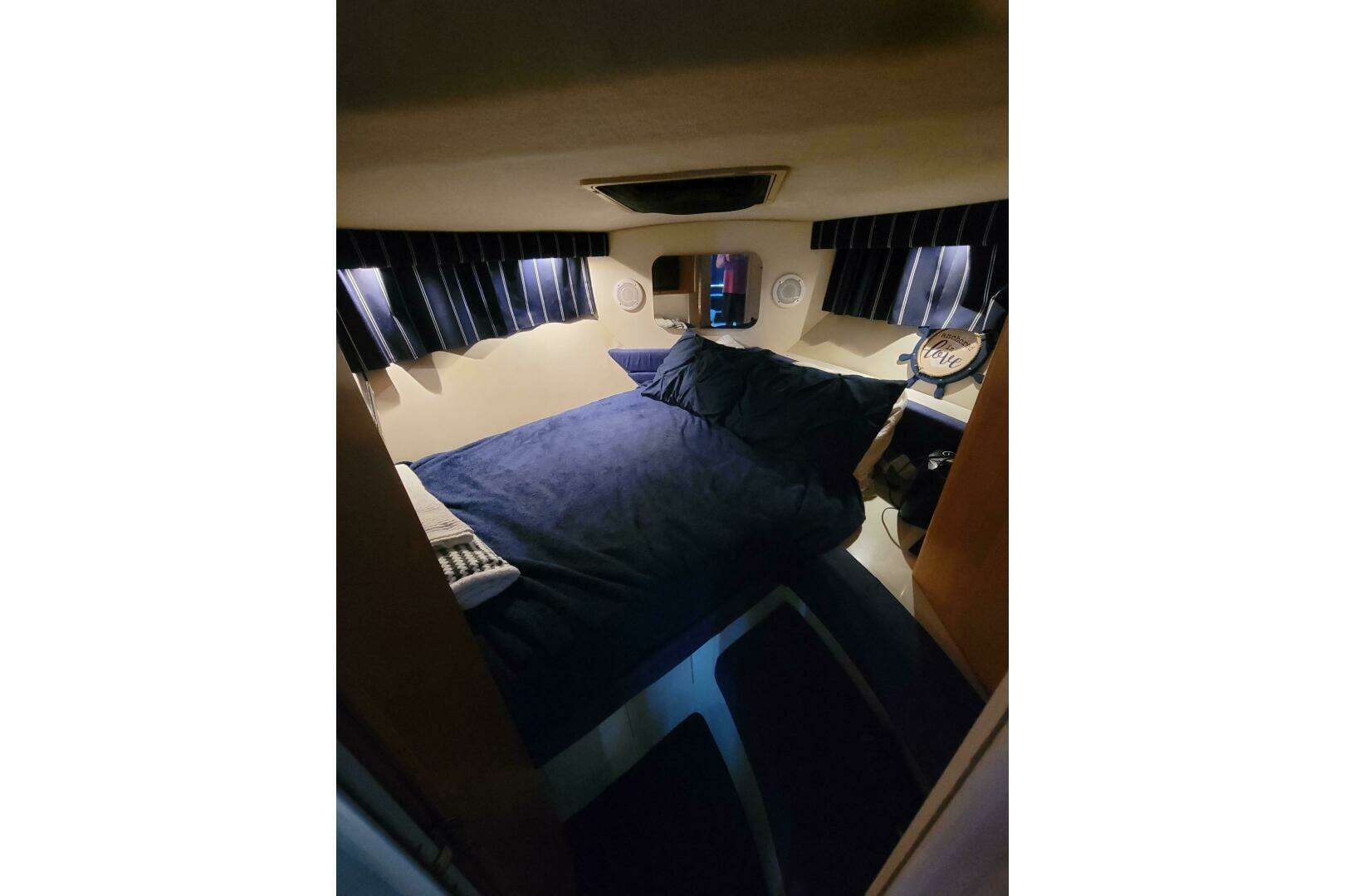 1996 Carver 320 Voyager - Image 47