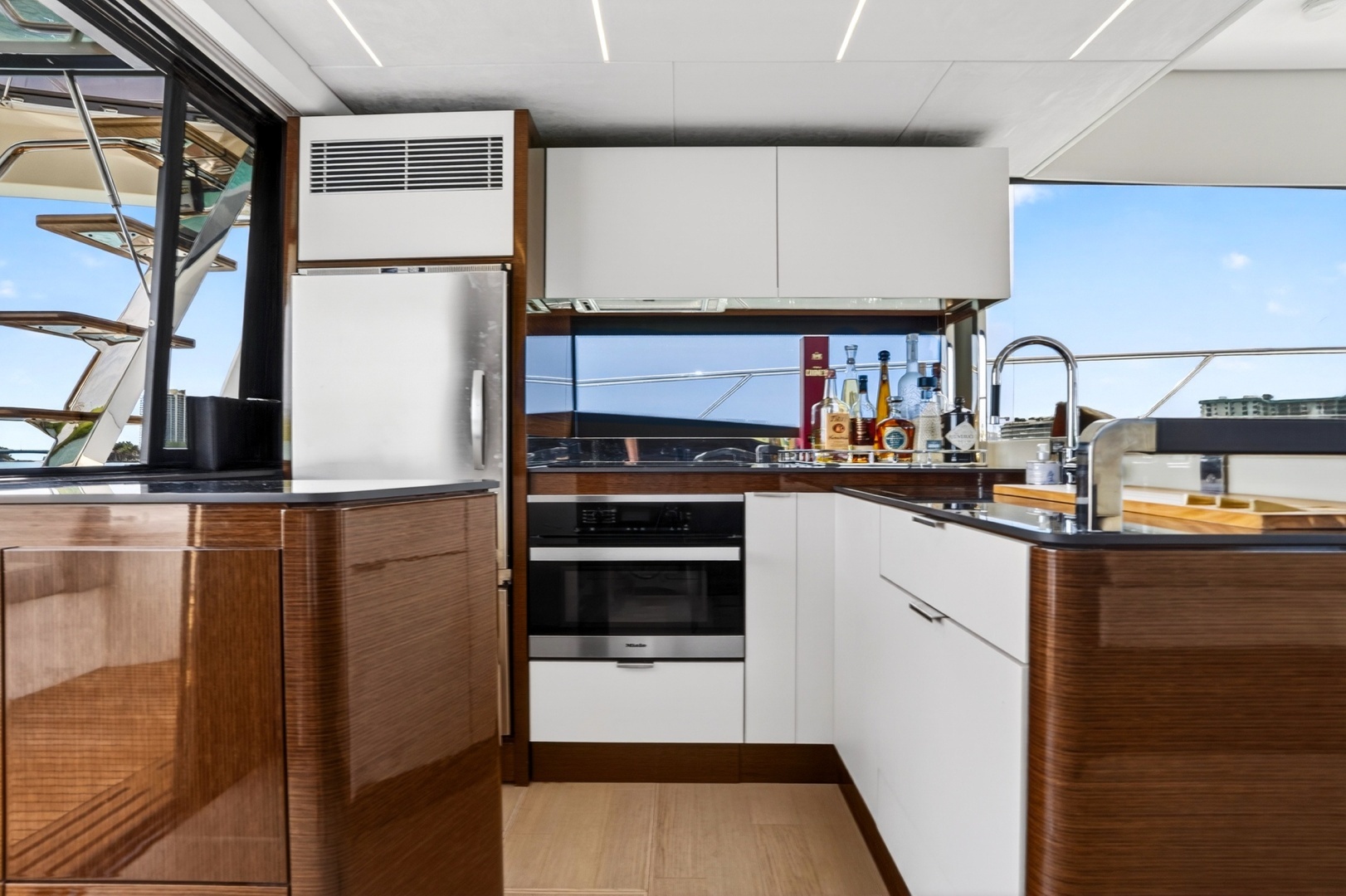 2023 Prestige 590 - Image 39