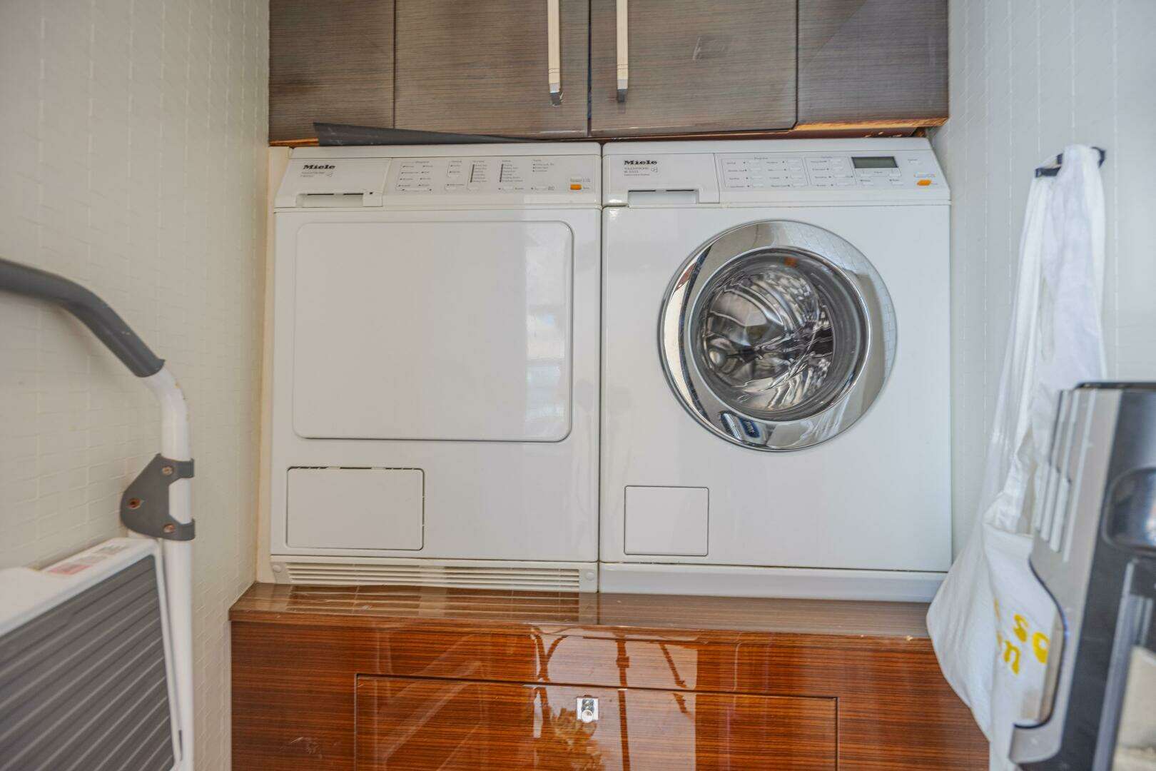 2010 Lazzara Yachts LSX 92 - Image 55