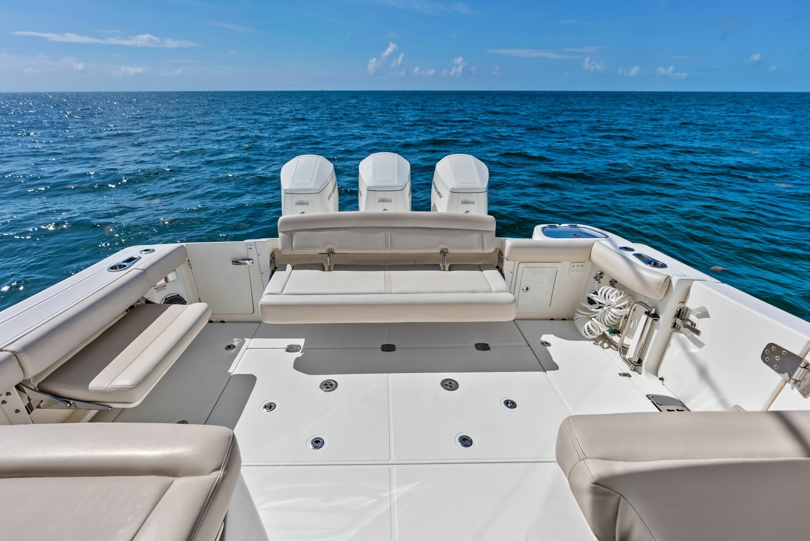 2023 Boston Whaler 405 Conquest - Image 16