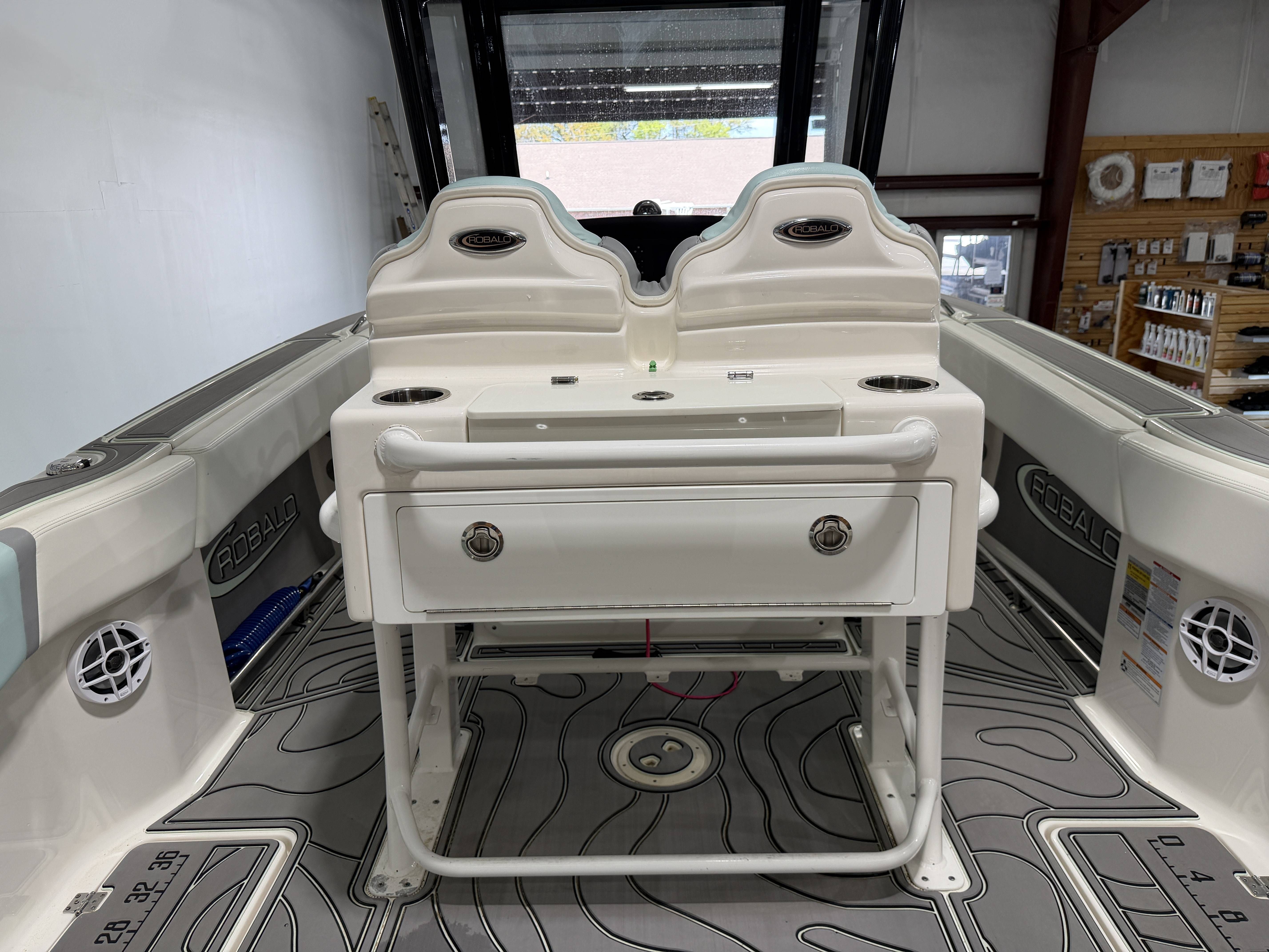 2023 Robalo R250 Center Console - 19