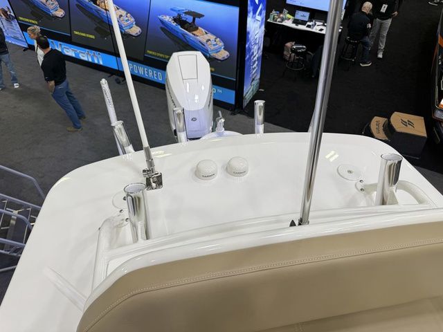 2026 Everglades 253 Center Console - 34