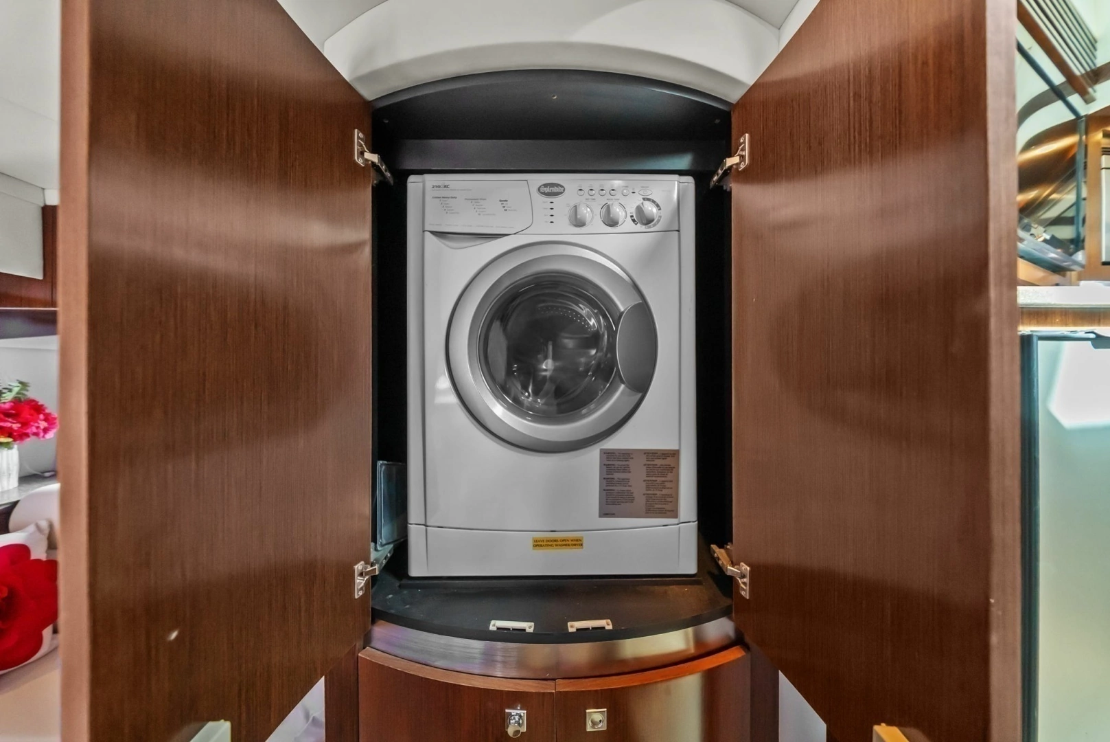 2012 Cruisers Yachts 540 Coupe - Image 32