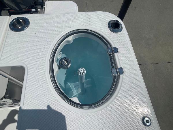 2023 Robalo R270 livewell with clear lid and stainless steel fittings.