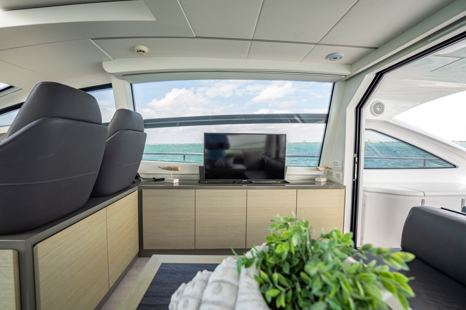 2020 Pershing 62 - Image 25