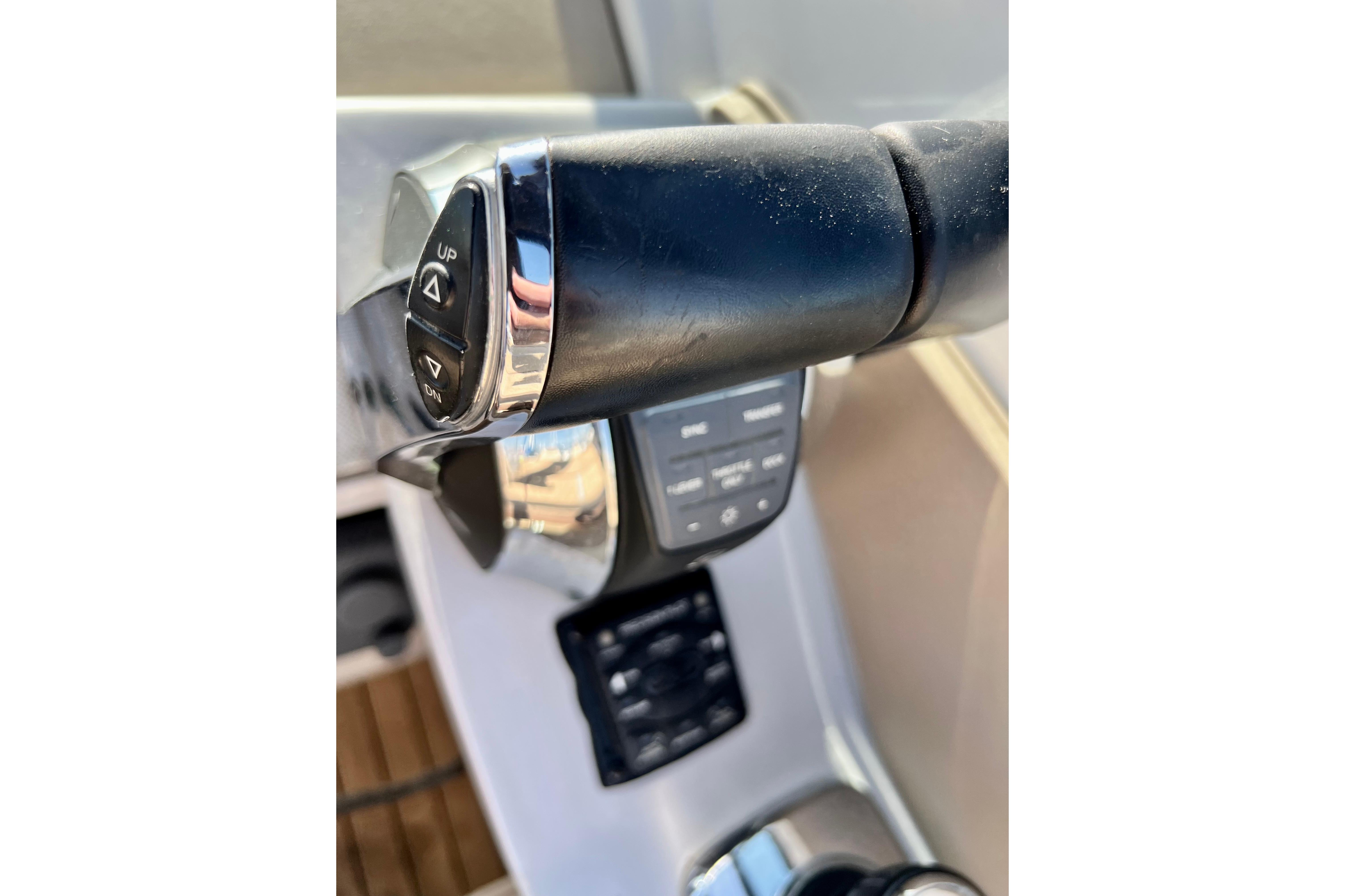 Throttle control of a 2016 Sea Ray 290 Sundeck Outboard boat.
