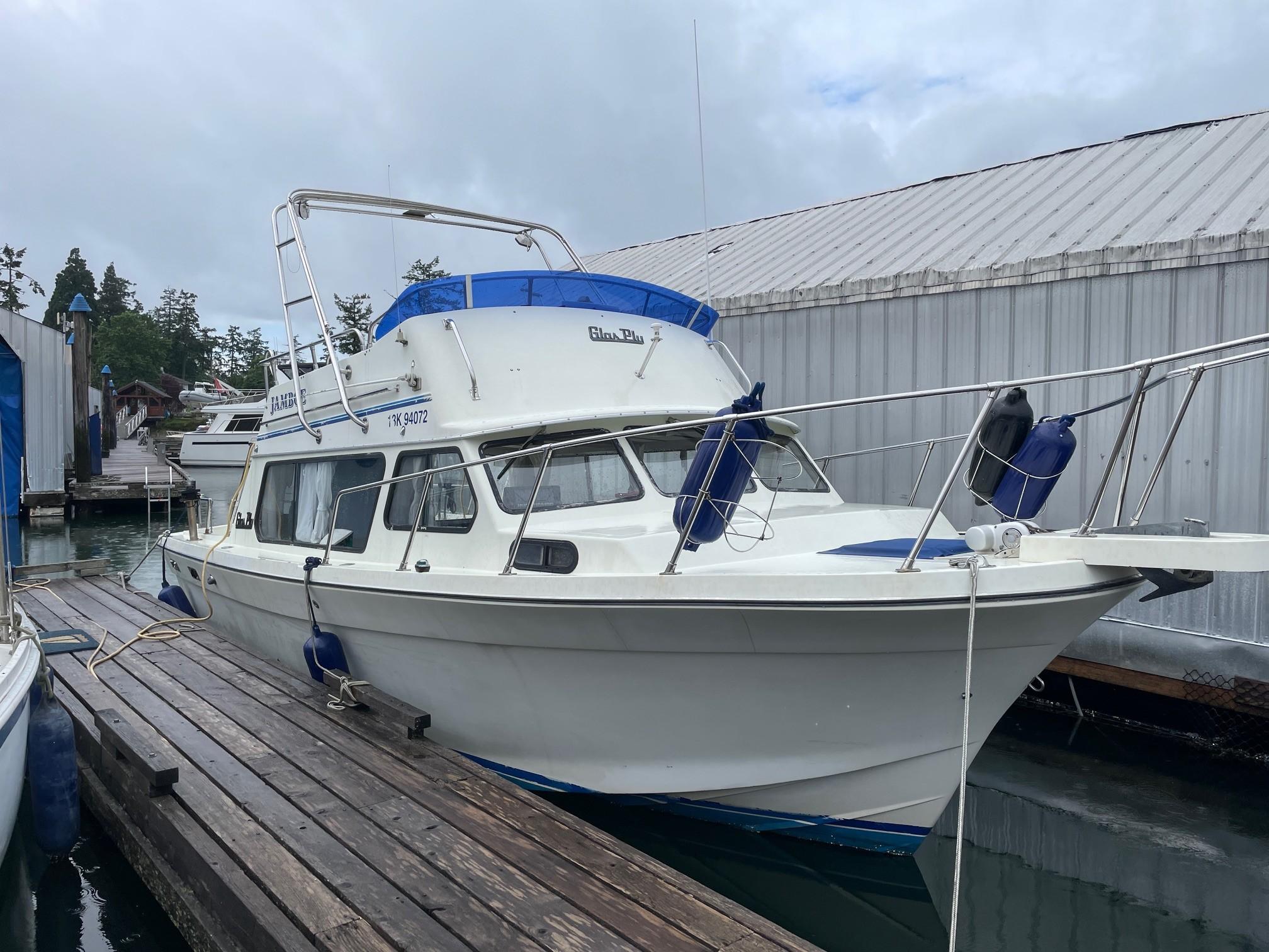 1981 Glasply 28 Long Cabin