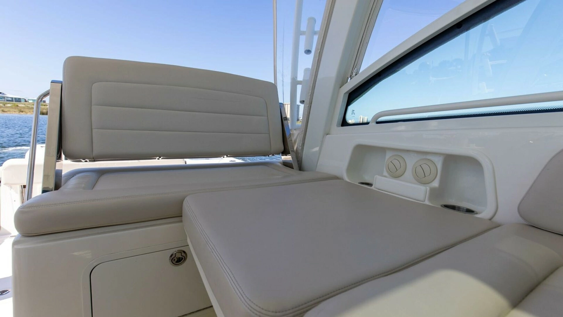 2019 Boston Whaler 345 CONQUEST - Image 20