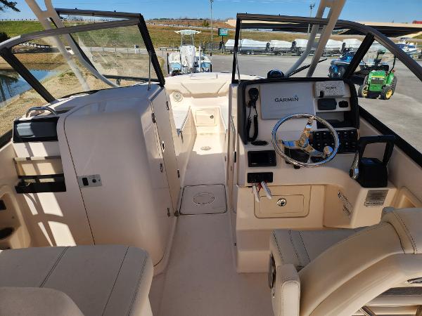 2015 Grady-White Freedom 275 boat interior with Garmin navigation system.