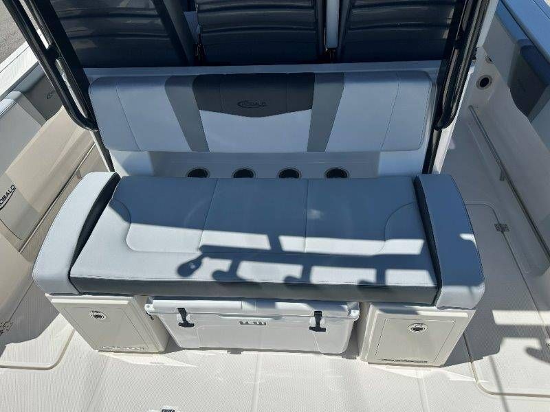 2026 Robalo R300 Center Console - 19