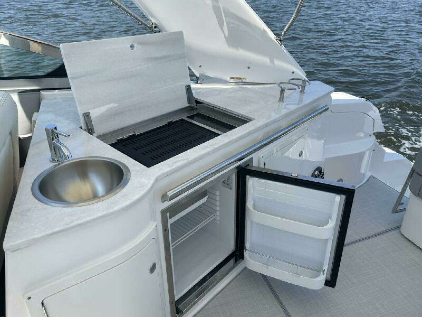 2026 Regal 33 XO - Image 12