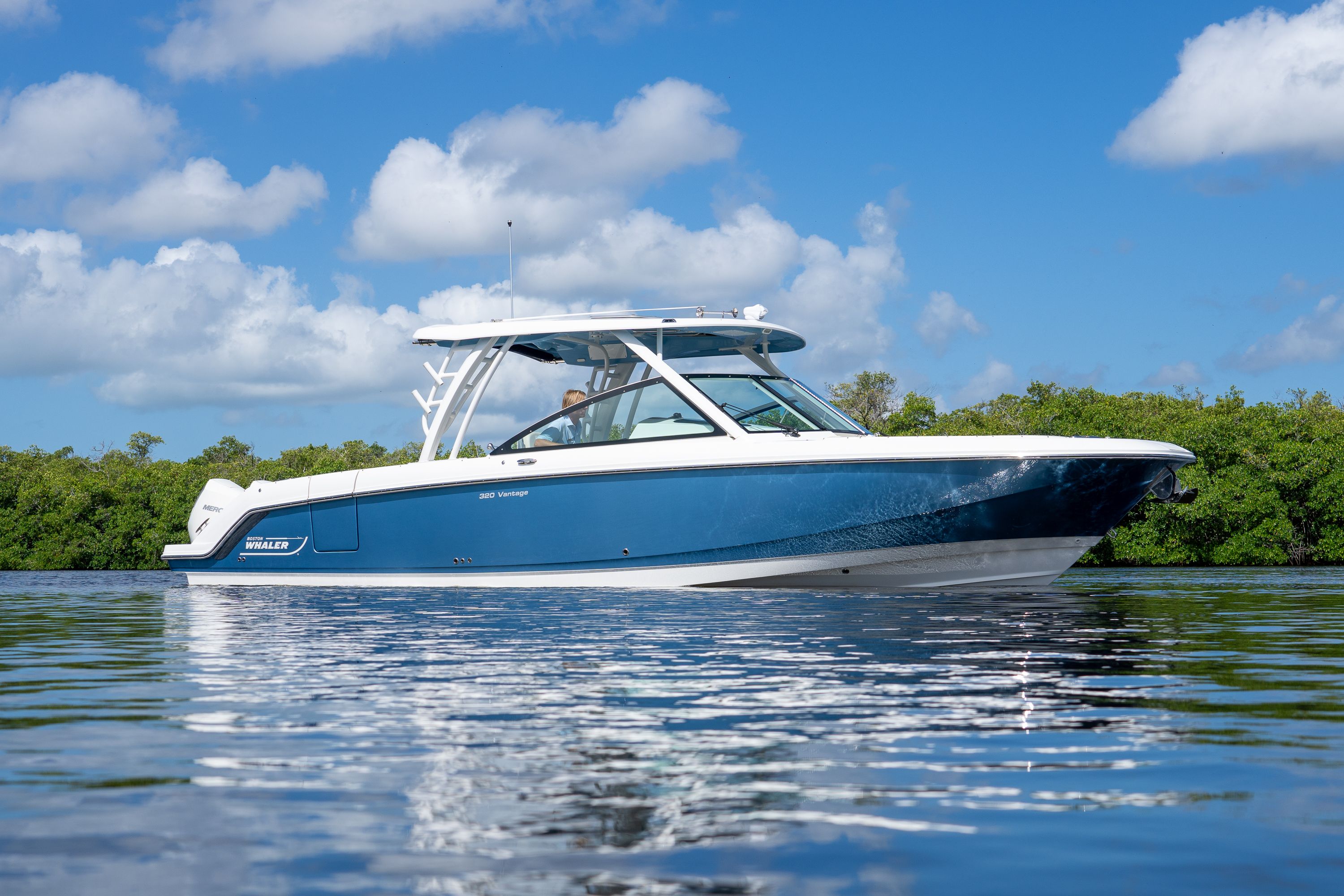 2023 Boston Whaler 320 Vantage
