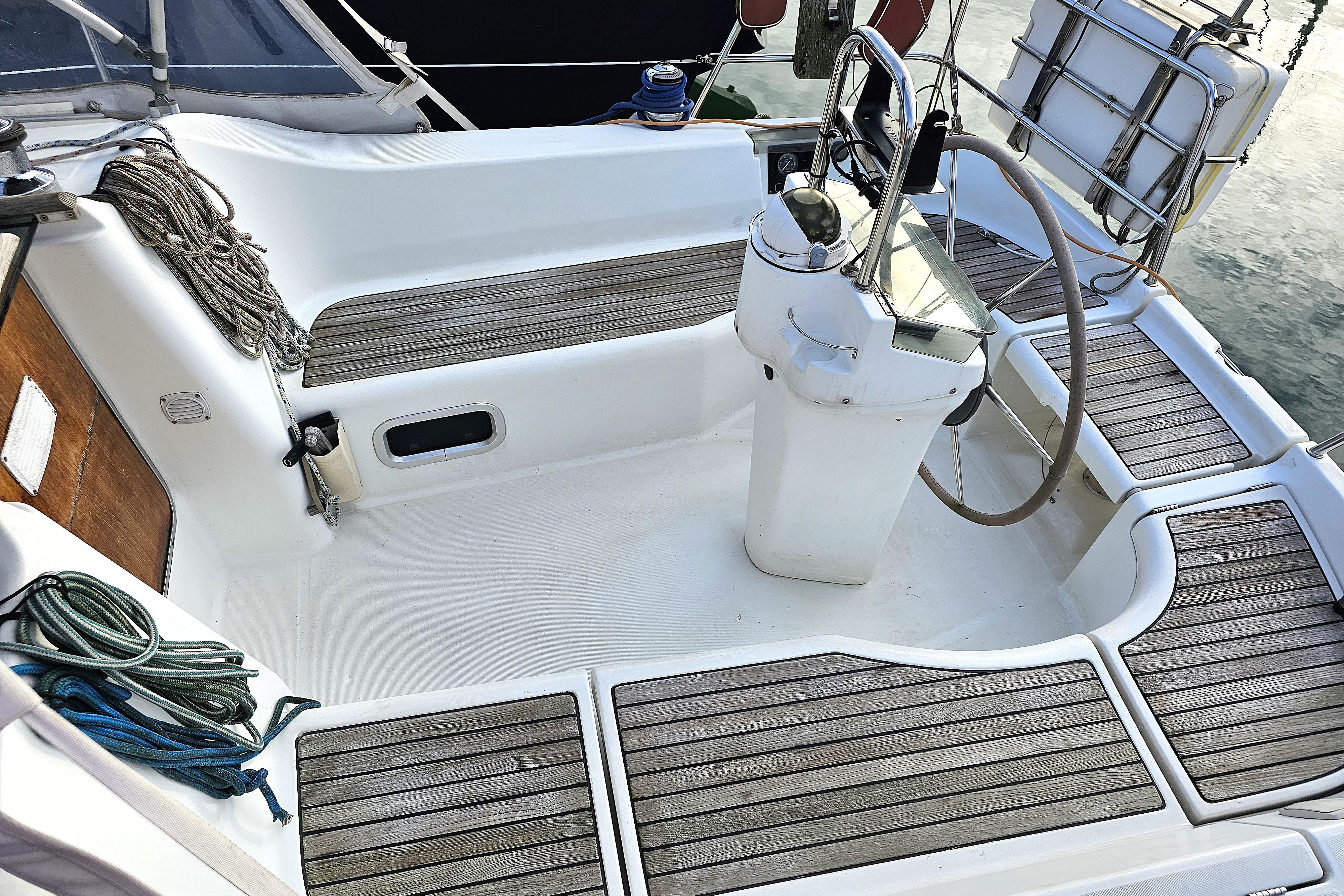 Beneteau Oceanis Clipper 331 for sale with BJ Marine