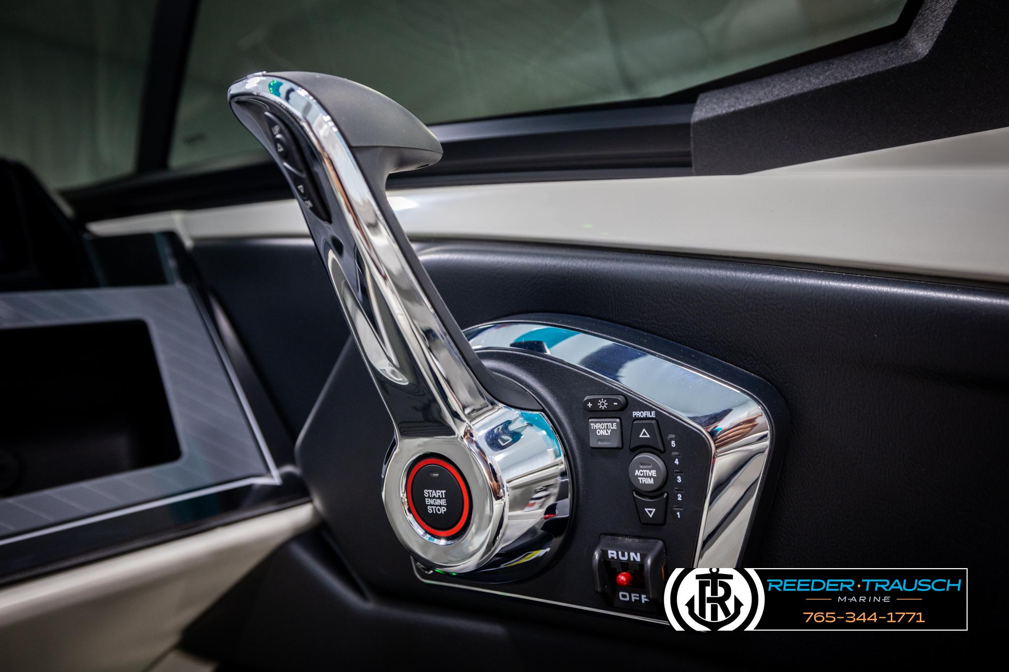 2025 Avalon 2585 Excal VRBW boat throttle control with start/stop button, Reeder-Trausch Marine branding.