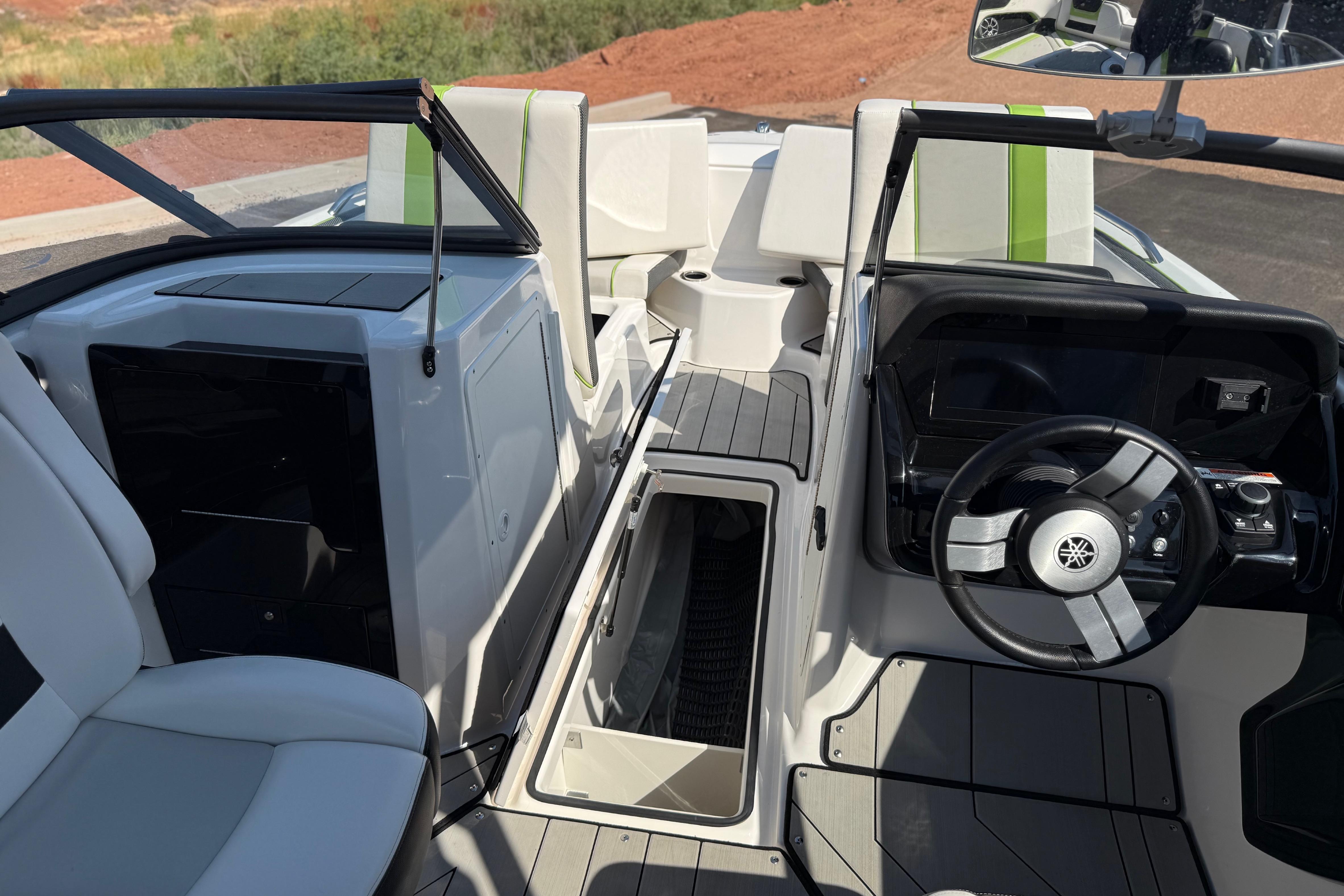 2022 Yamaha Boats 212XE interior with sleek design, modern dashboard, and comfortable seating.