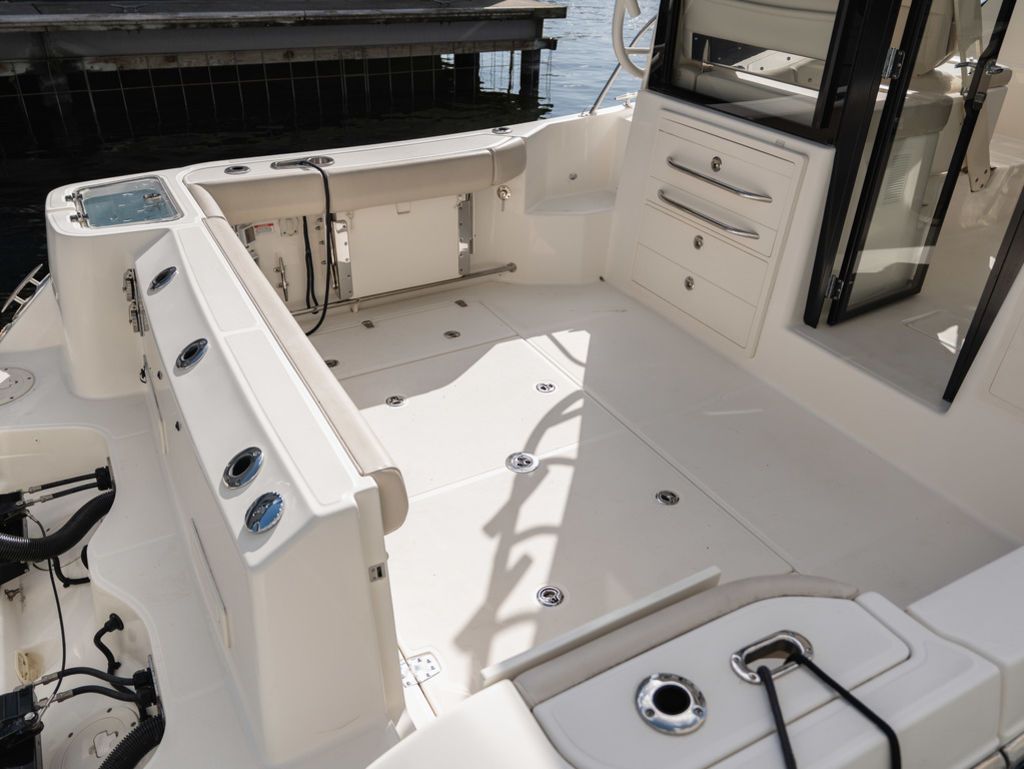 2020 Boston Whaler 325 CONQUEST PH - 8