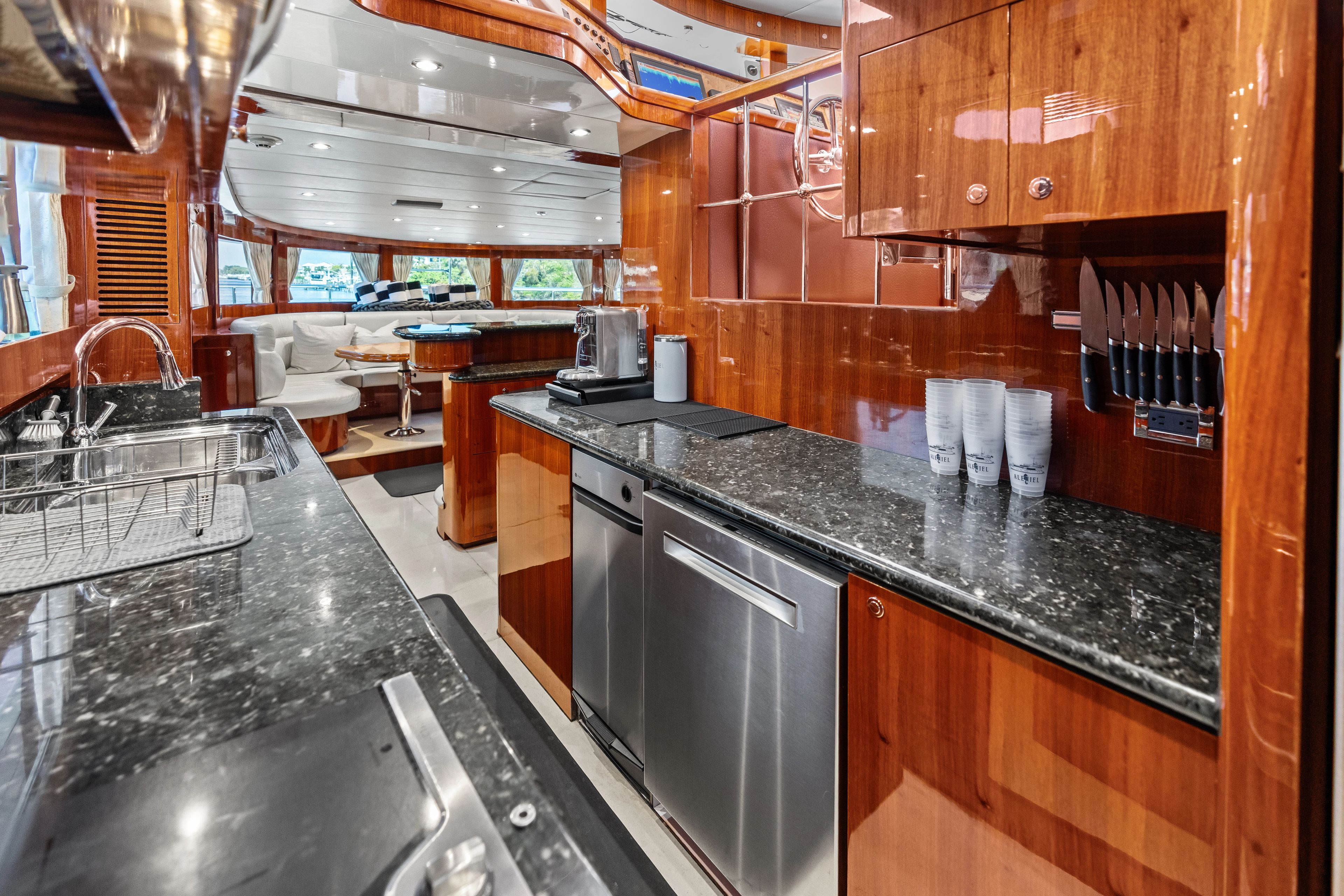 2005 Johnson 87' Motor Yacht - 53