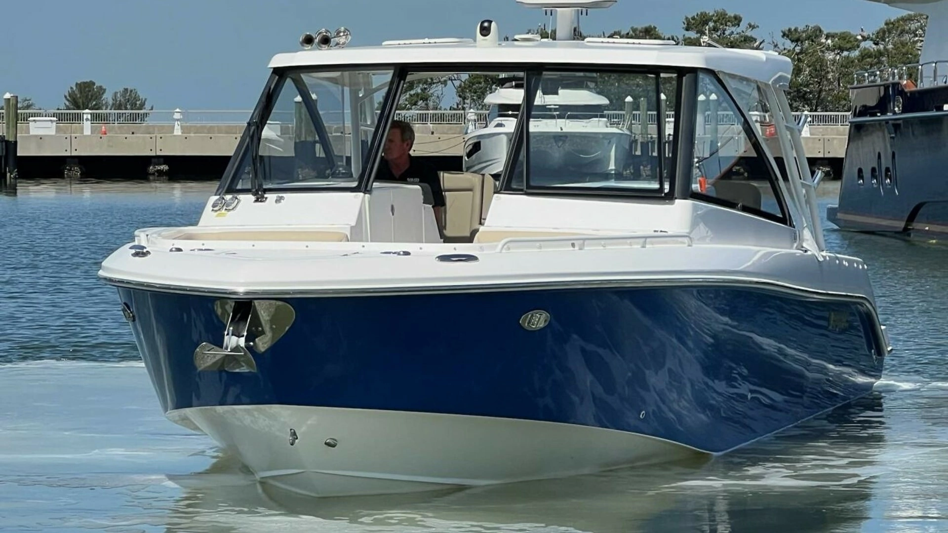 2019 Everglades 340 Dual Console - Image 36