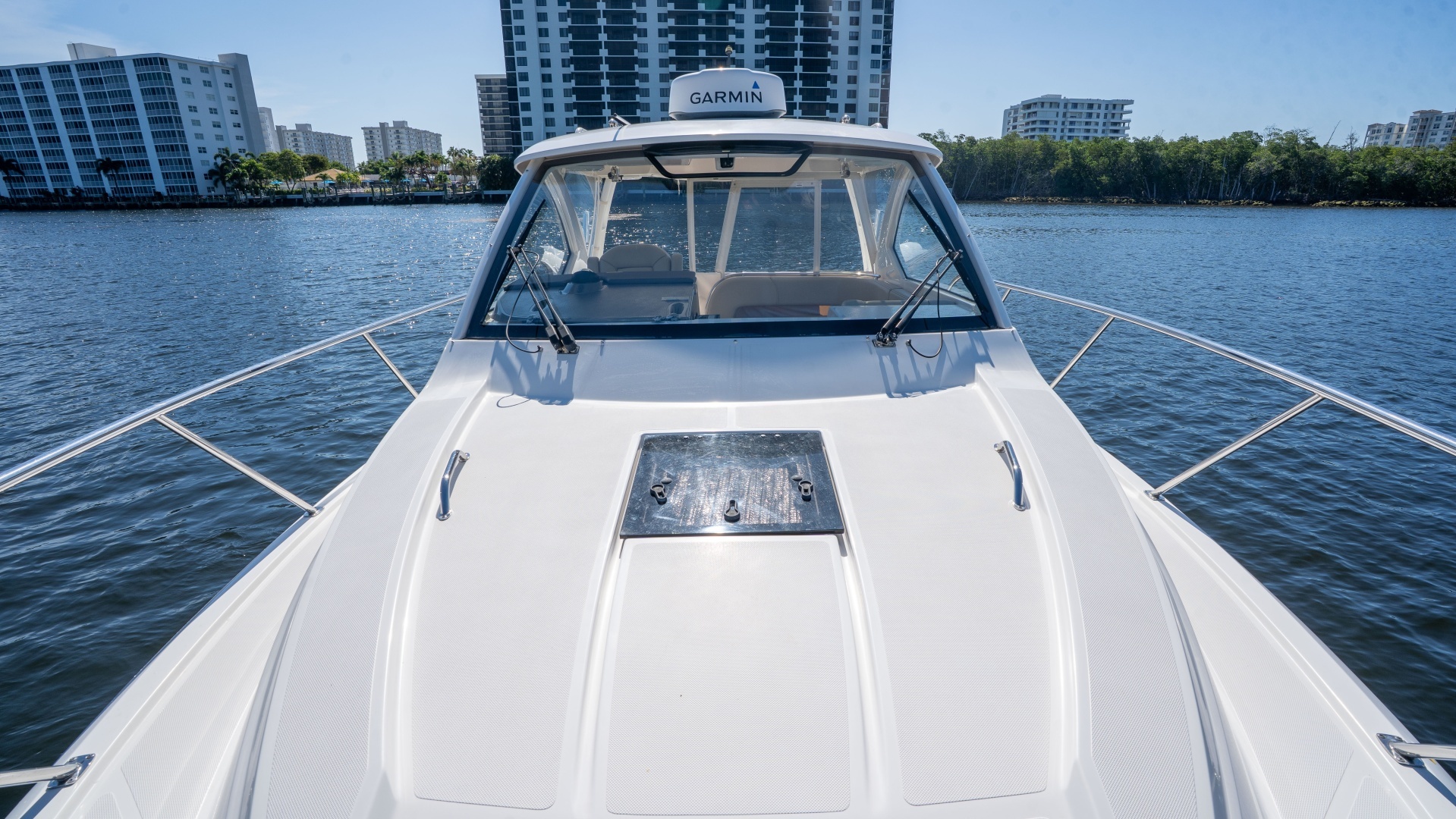 2018 Pursuit 325 OS - Image 40