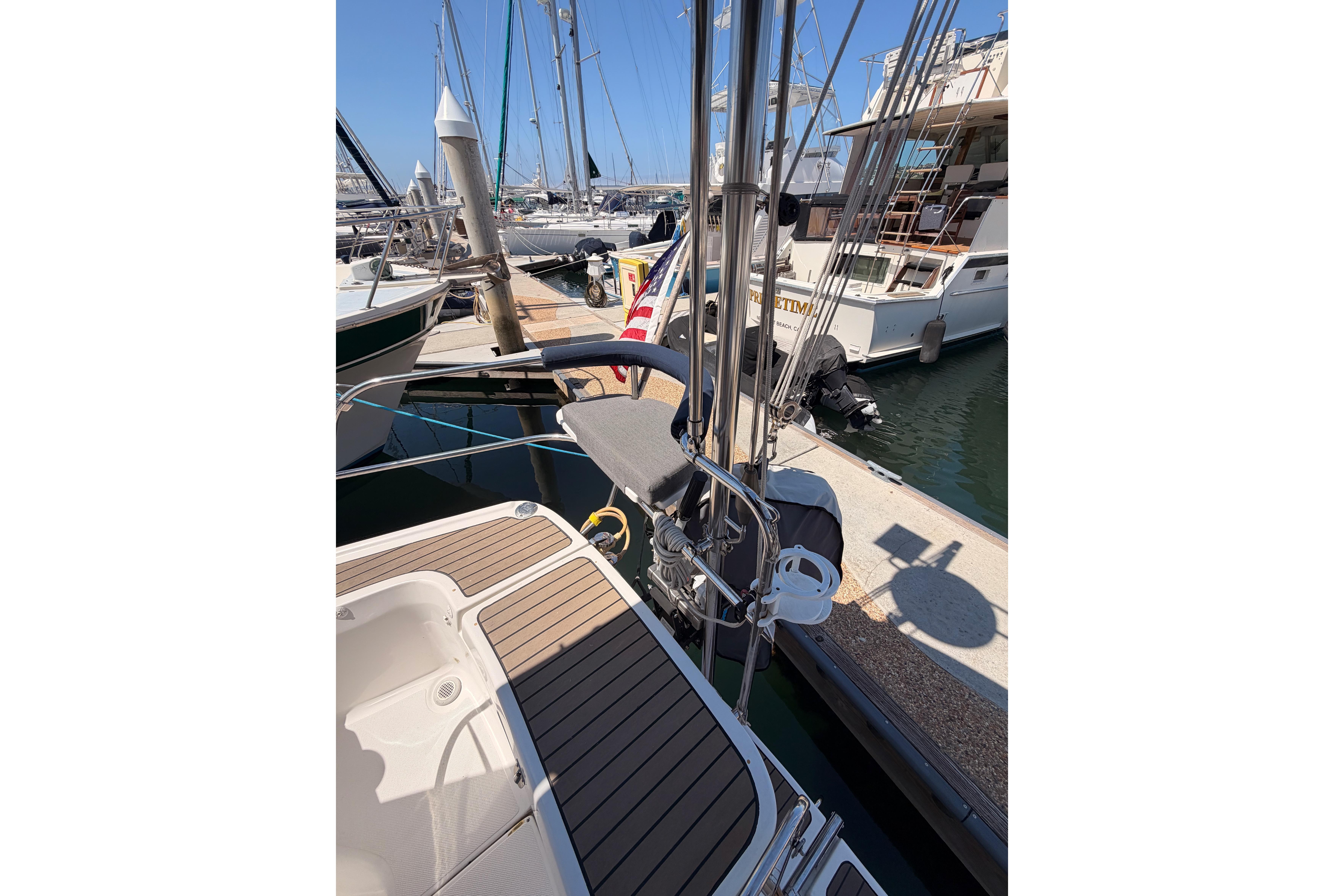 2008 Hunter 45 Deck Salon yacht docked at marina, showcasing deck and rigging.
