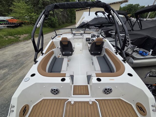 2026 Starcraft SVX 230 DC OB w/250hp and Trailer - 10