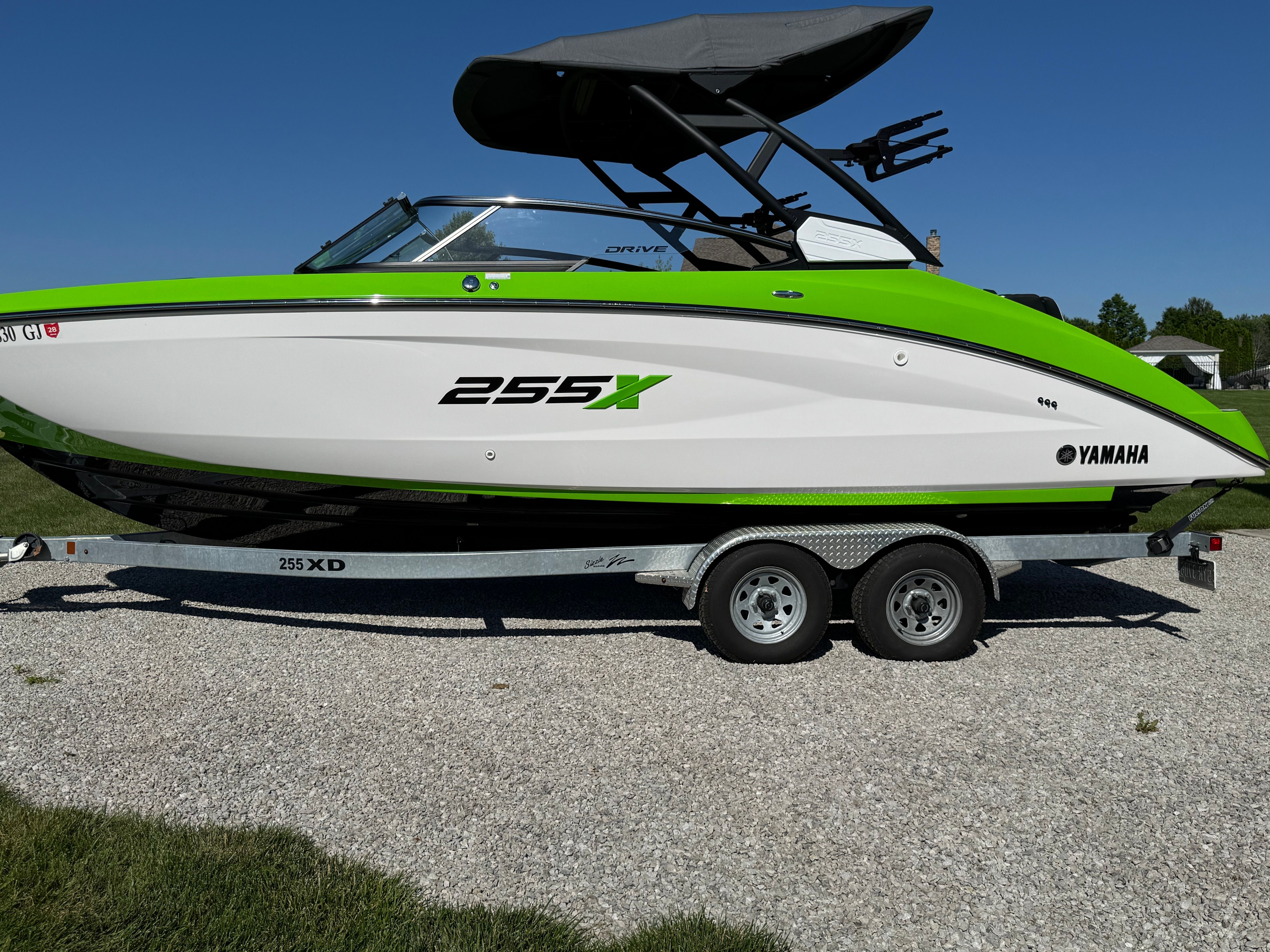 Yamaha 255XD 2022 on a trailer, green and white design, with a black canopy.