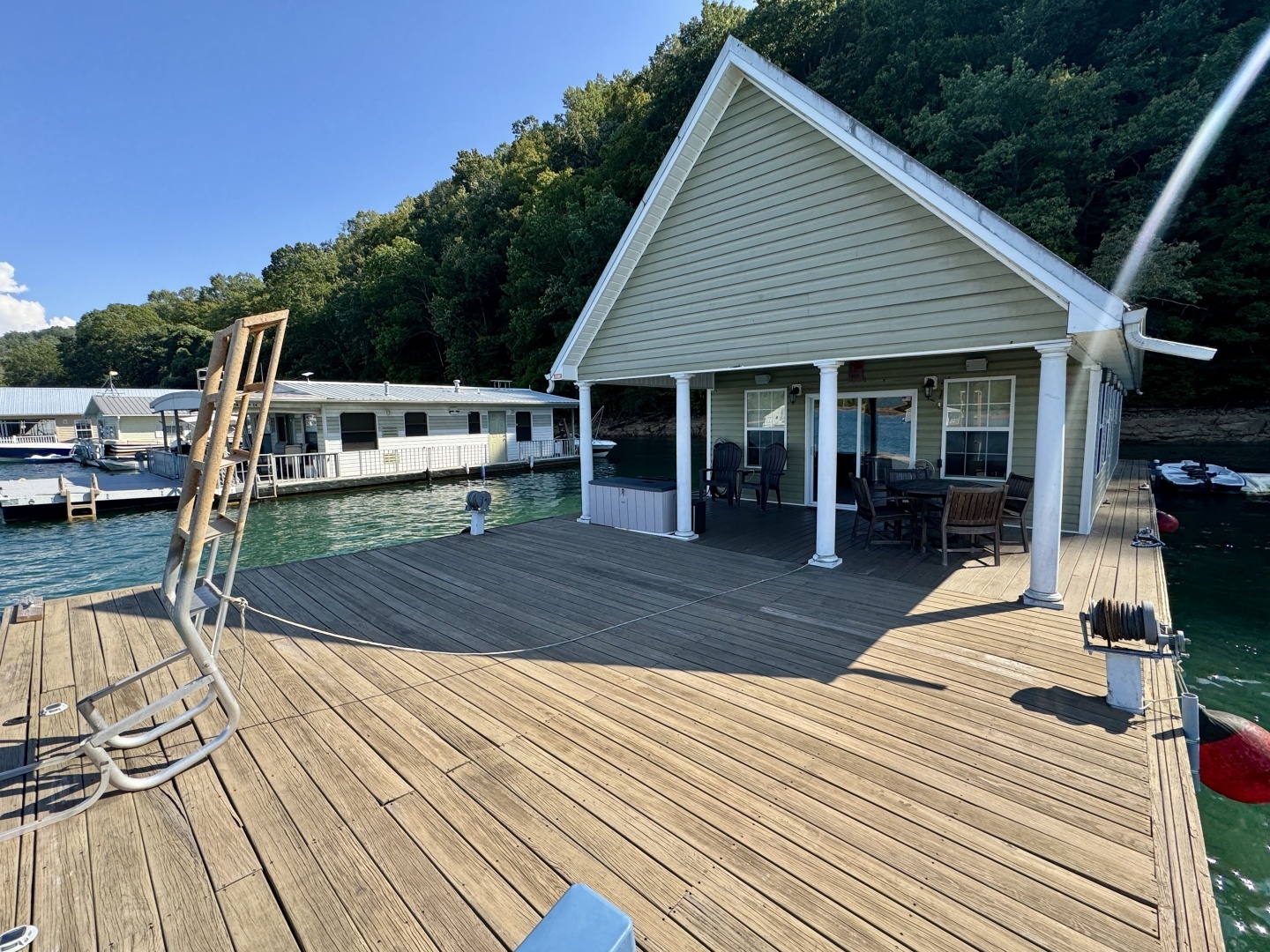 2006 Custom 20 x 43 Floating Cabin - Approx 812sqft - Image 17